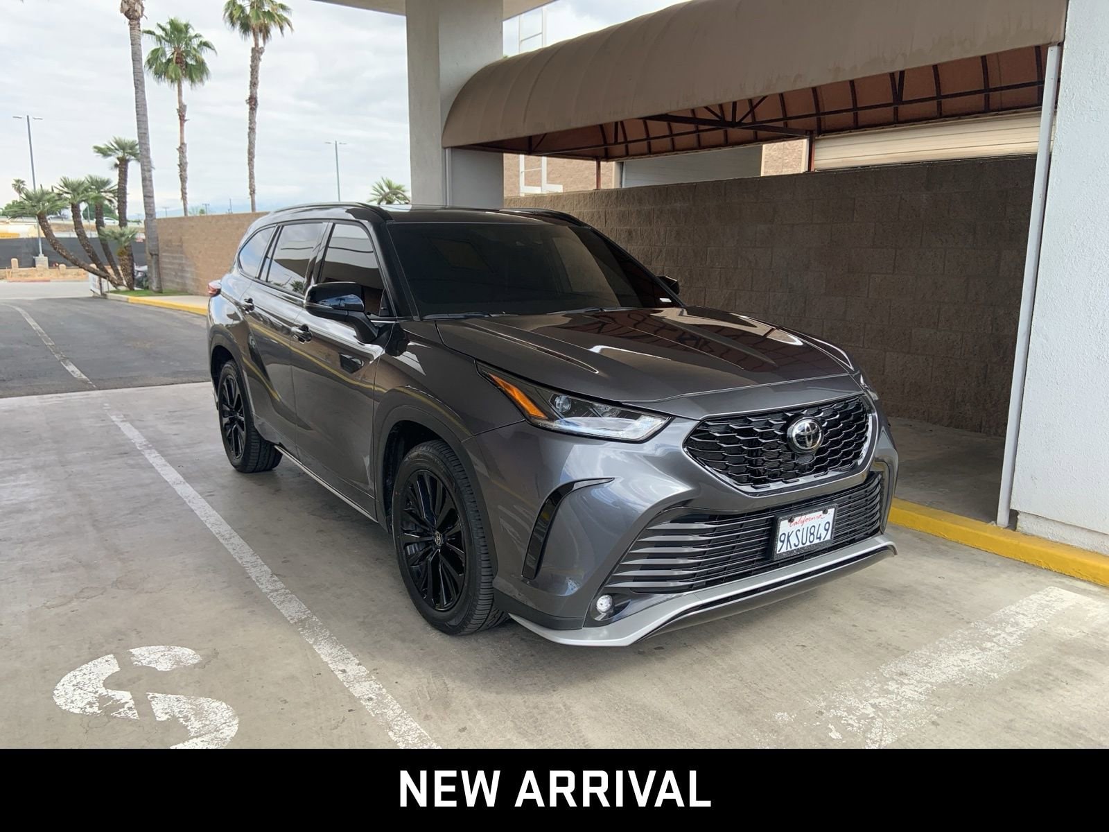 2024 Toyota Highlander LE photo 3