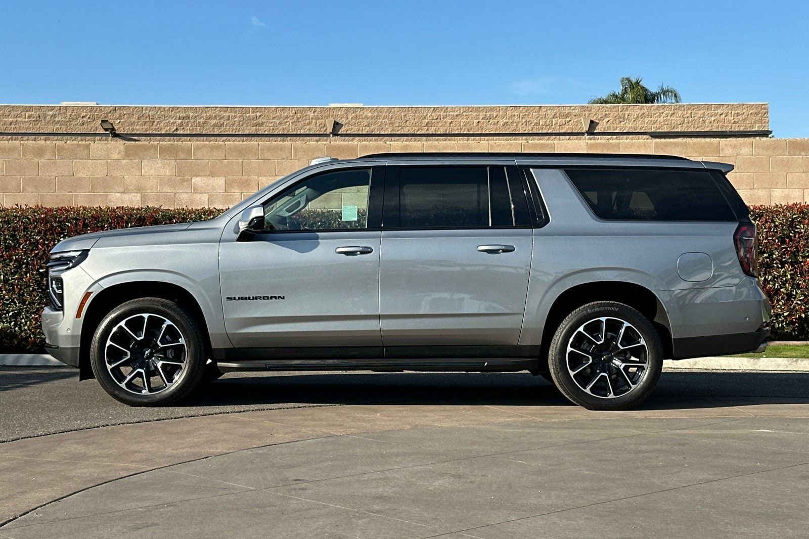 2025 Chevrolet Suburban RST photo 6