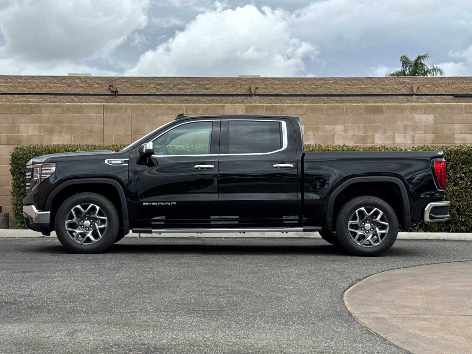 2026 GMC Sierra 1500 SLT photo 5