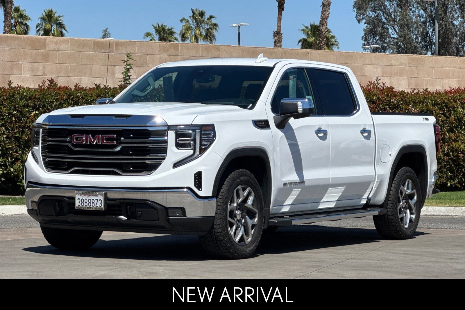 2024 GMC Sierra 1500 SLT photo 3
