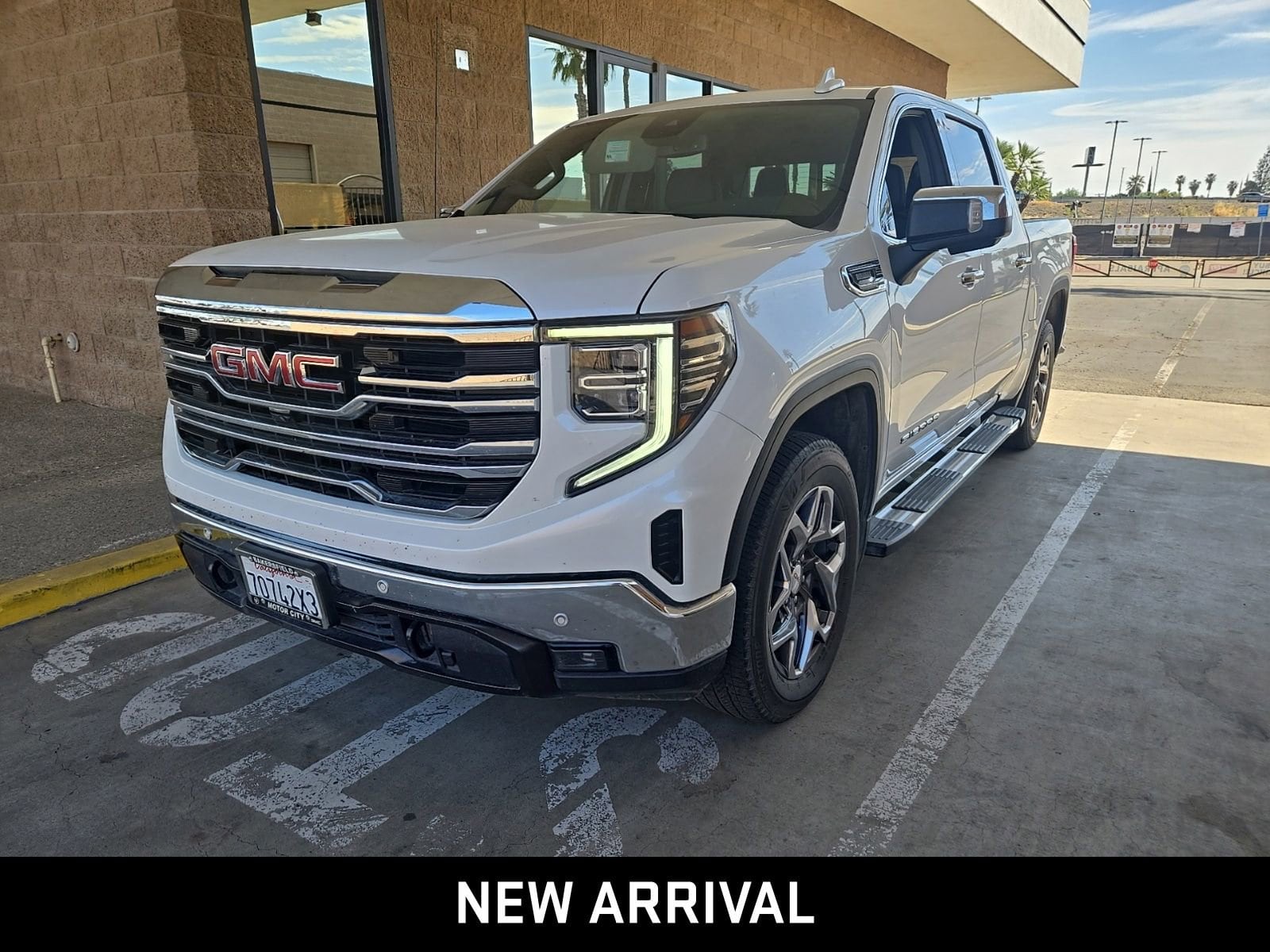 2024 GMC Sierra 1500 SLT photo 2