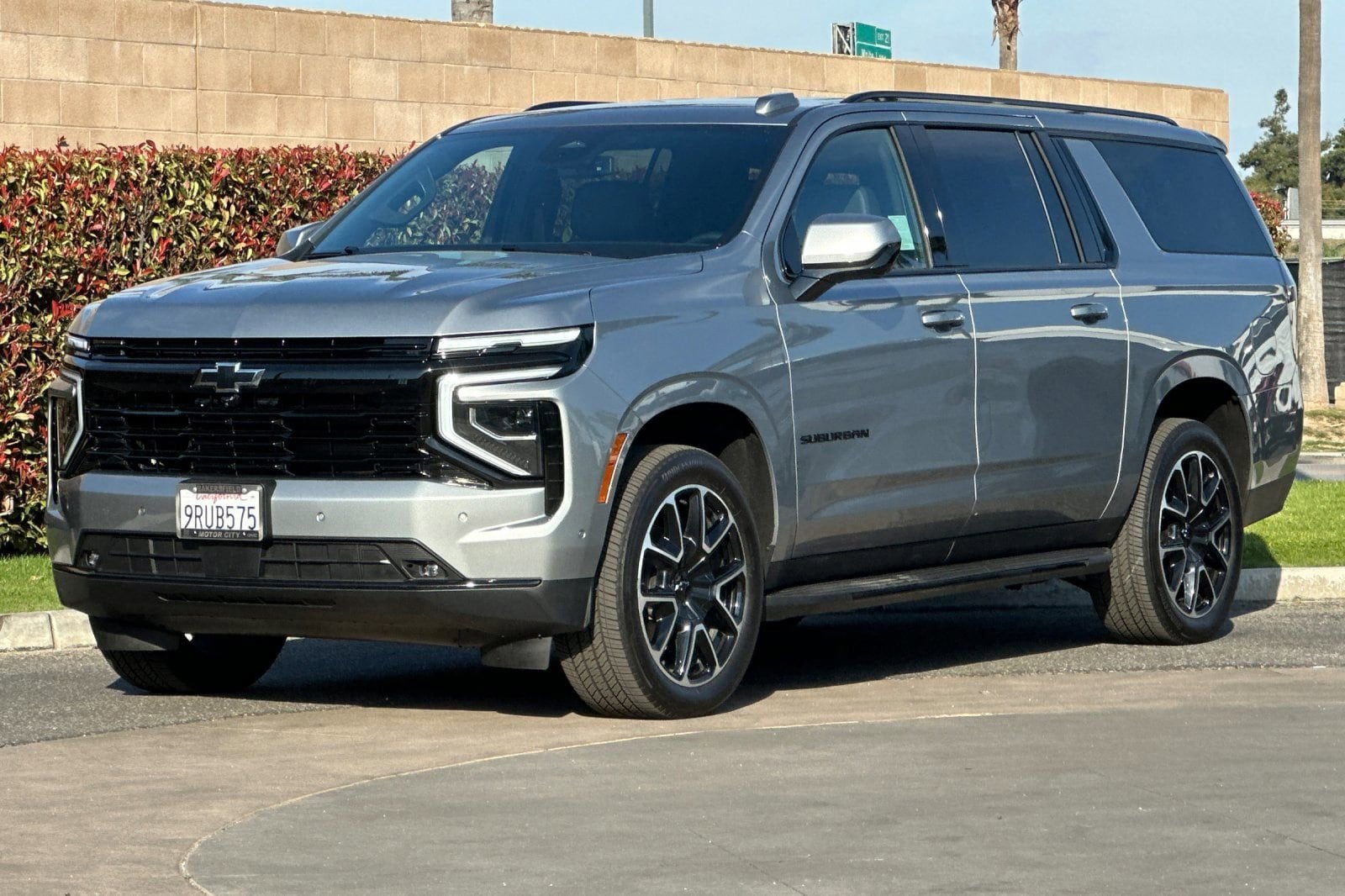 2025 Chevrolet Suburban RST photo 3