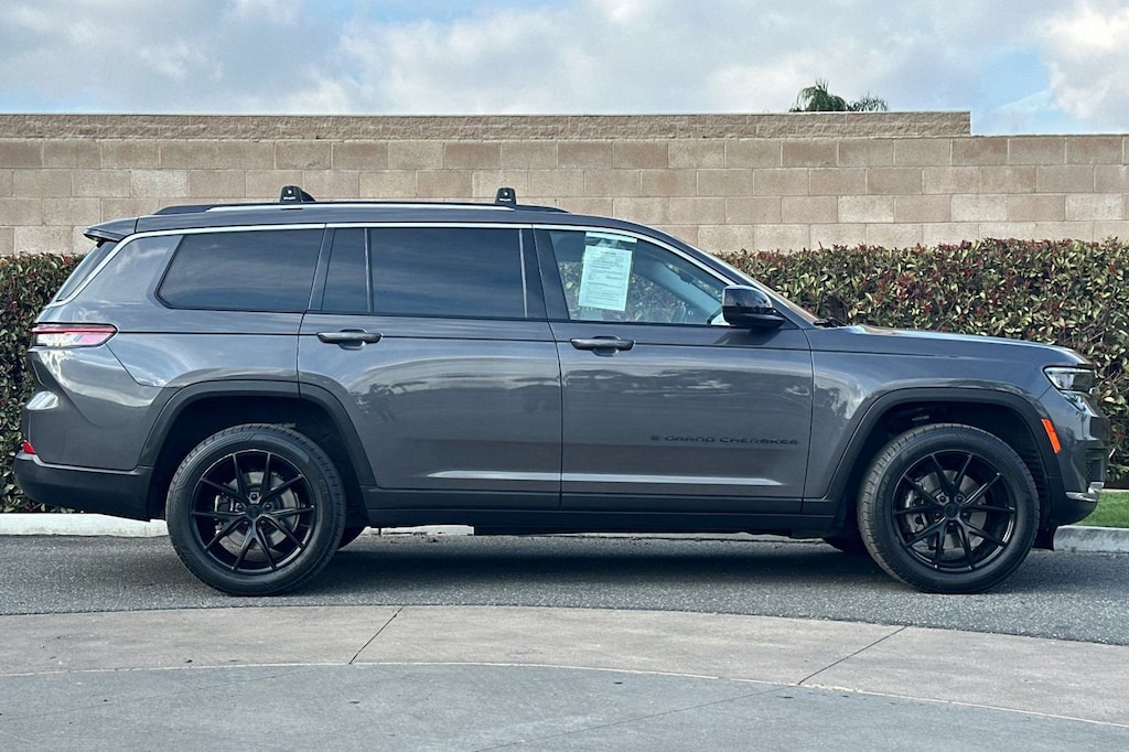 Used 2022 Jeep Grand Cherokee L Laredo SUV