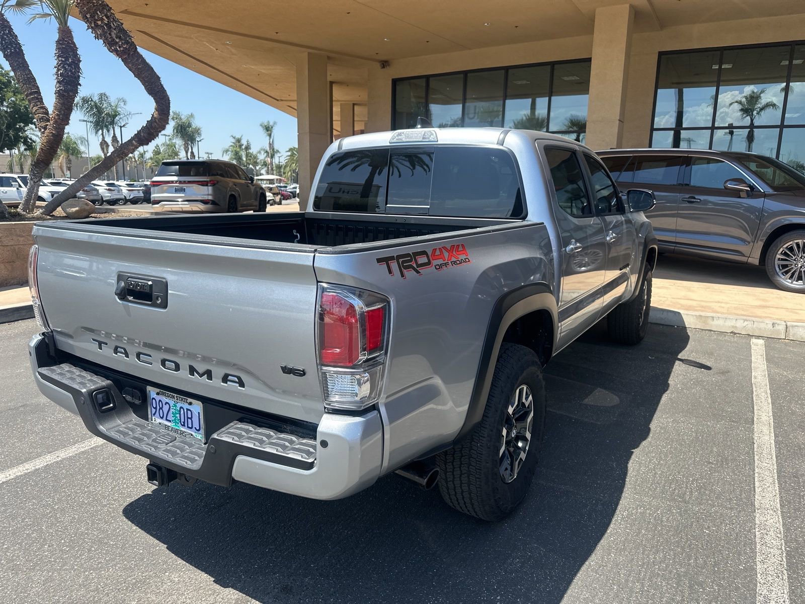 2023 Toyota Tacoma V6 4x4 photo 2