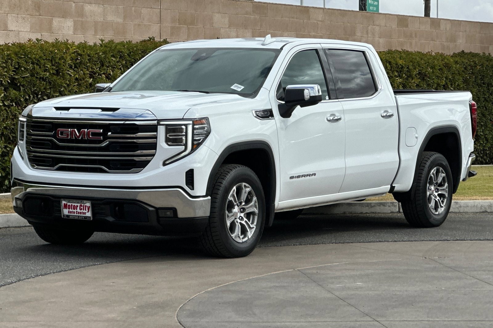 2025 GMC Sierra 1500 SLT - Photo 8
