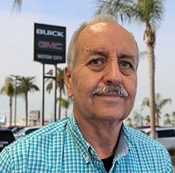 Staff member ROBERTO TORRES from 34b061d82446