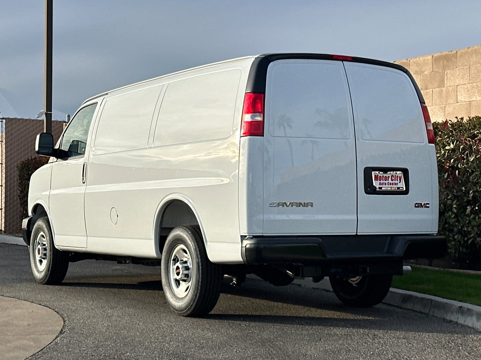 2025 GMC Savana Cargo Work Van photo 4