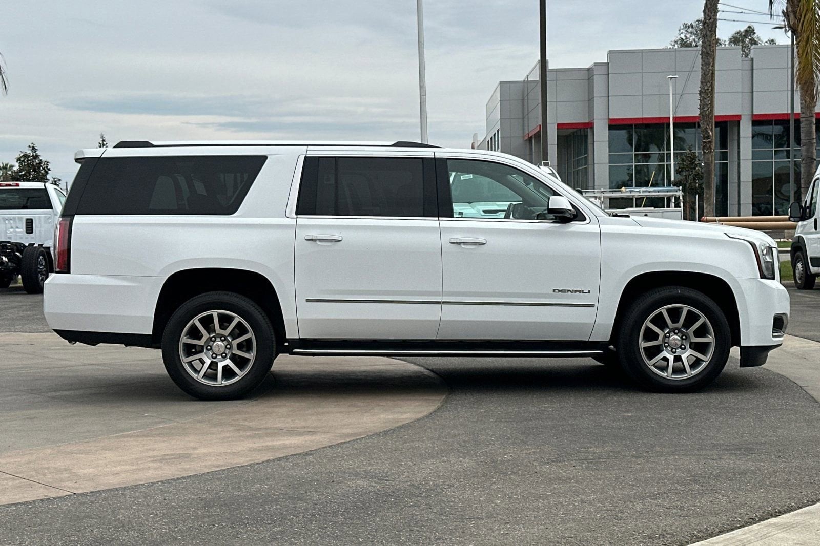 2020 GMC Yukon XL Denali photo 2