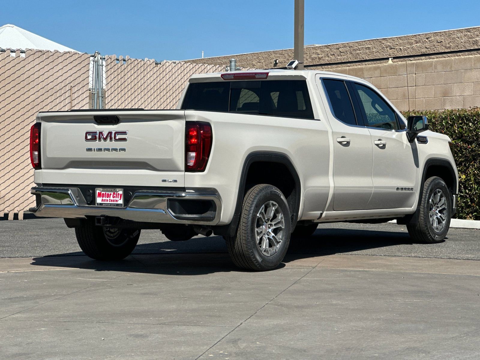 2026 GMC Sierra 1500 SLE photo 2