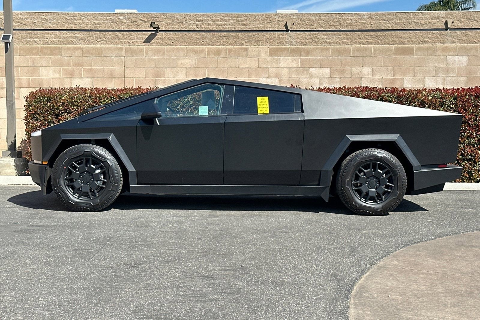 2024 Tesla Cybertruck 4DR AWD photo 6