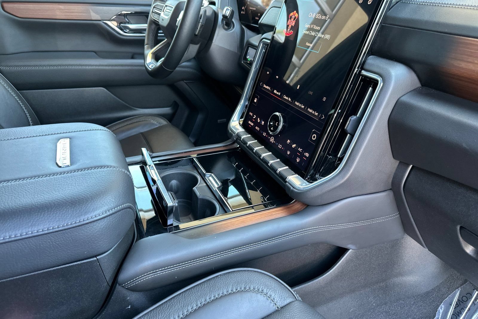 2025 GMC Yukon Denali - Photo 18