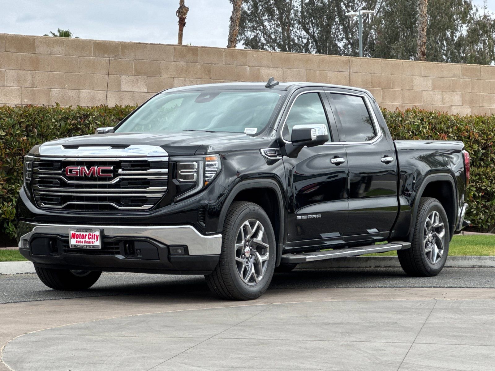 2026 GMC Sierra 1500 SLT photo 6