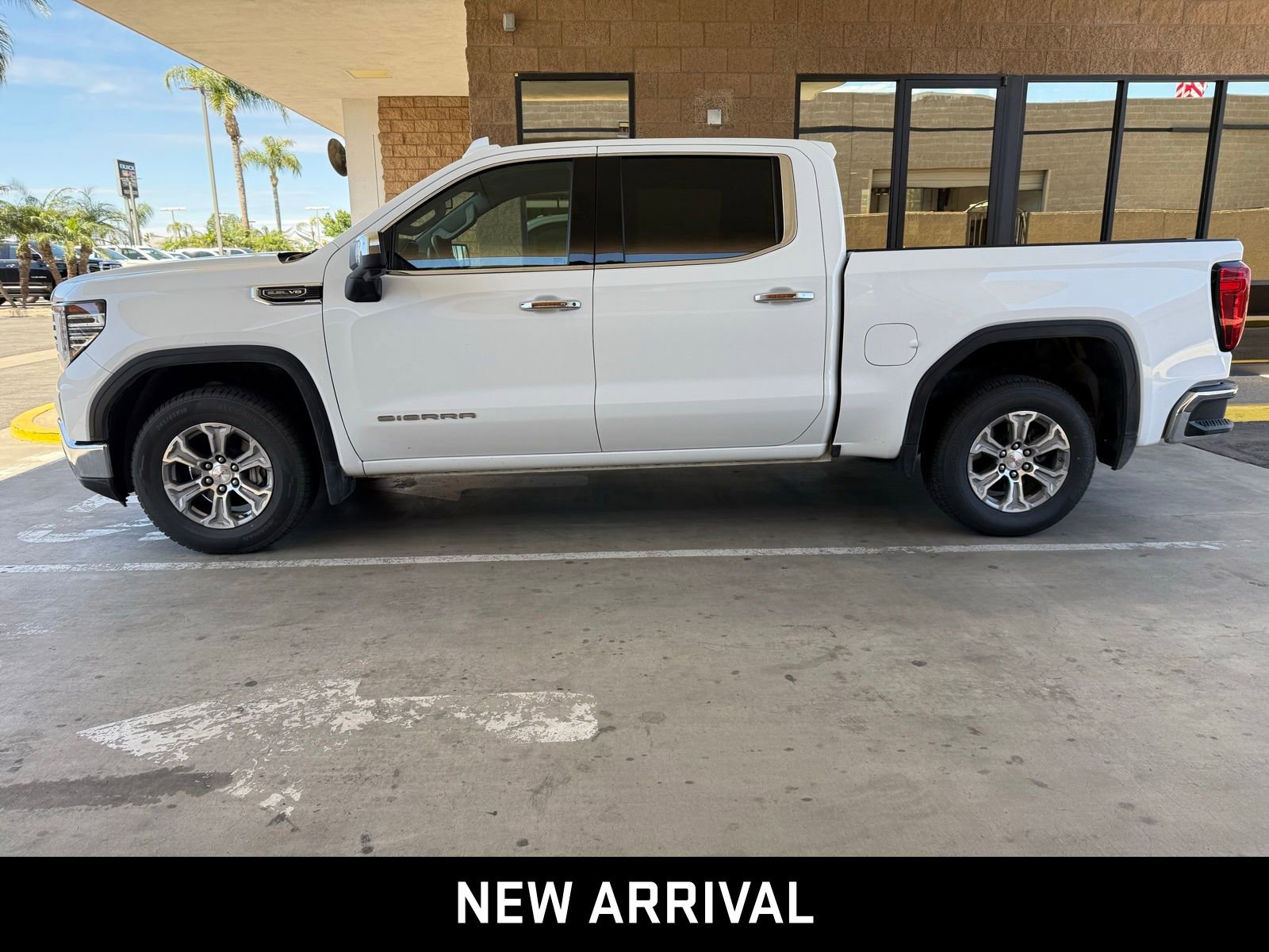 2025 GMC Sierra 1500 SLT photo 2