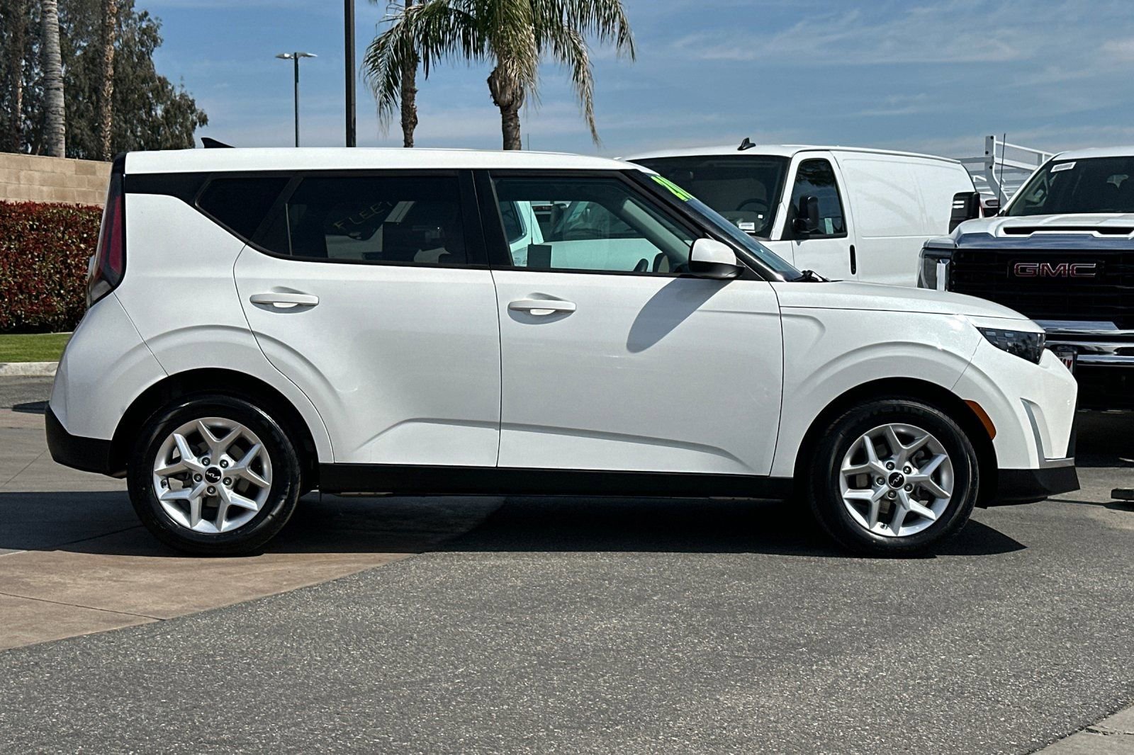 2025 Kia Soul LX photo 2