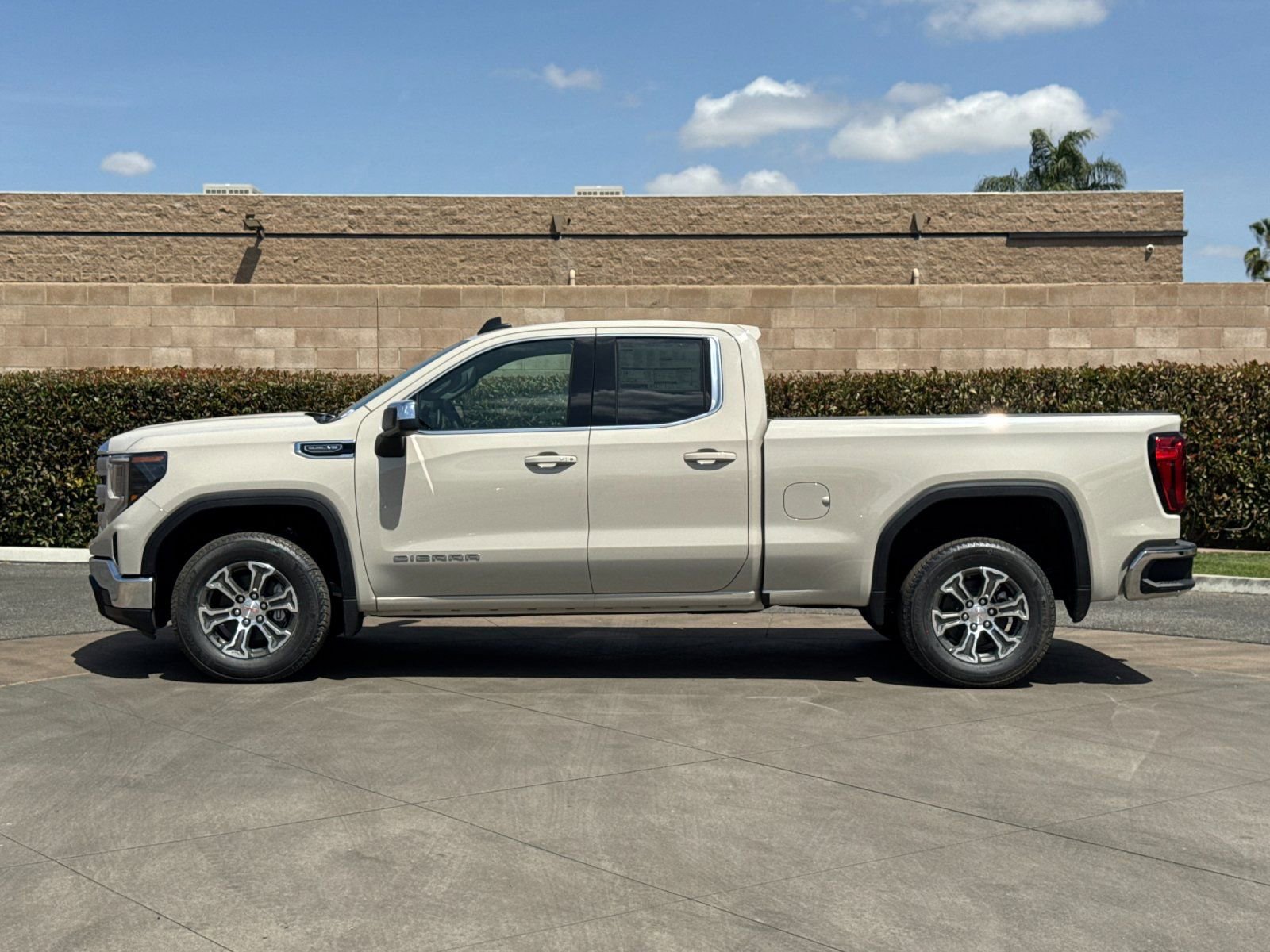 2026 GMC Sierra 1500 SLE photo 5