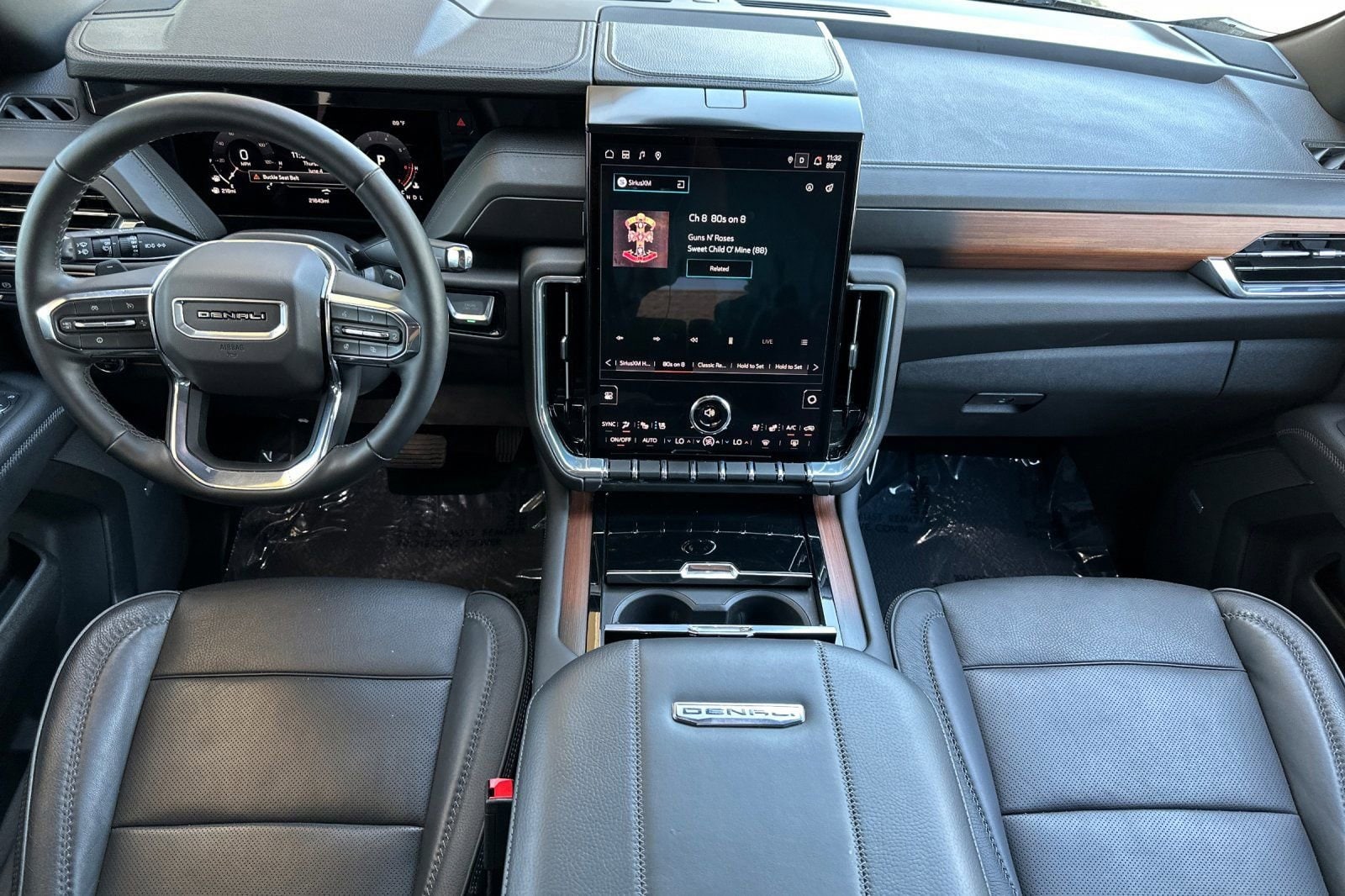 2025 GMC Yukon Denali - Photo 14