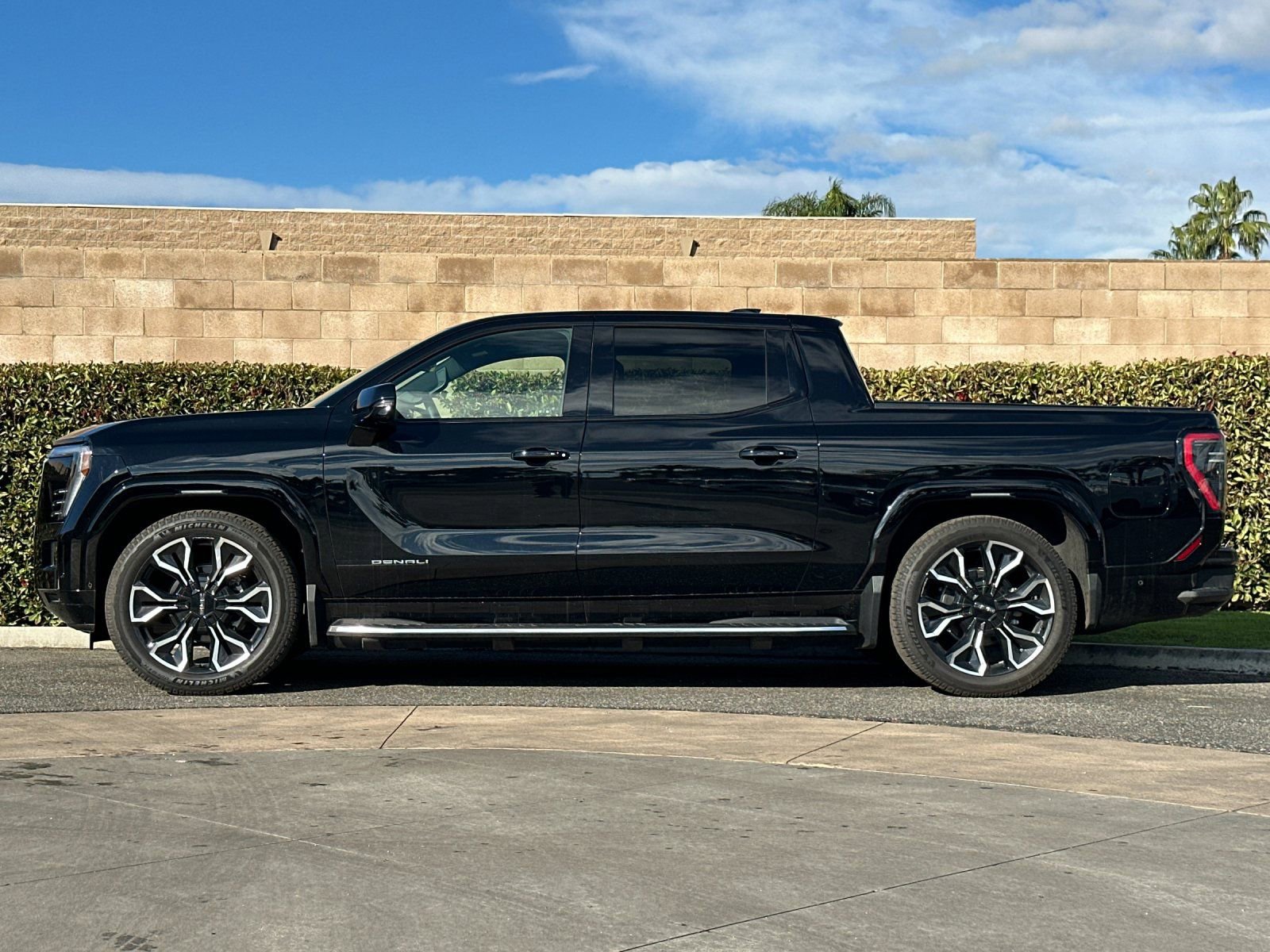 2025 GMC Sierra EV Denali - Photo 6
