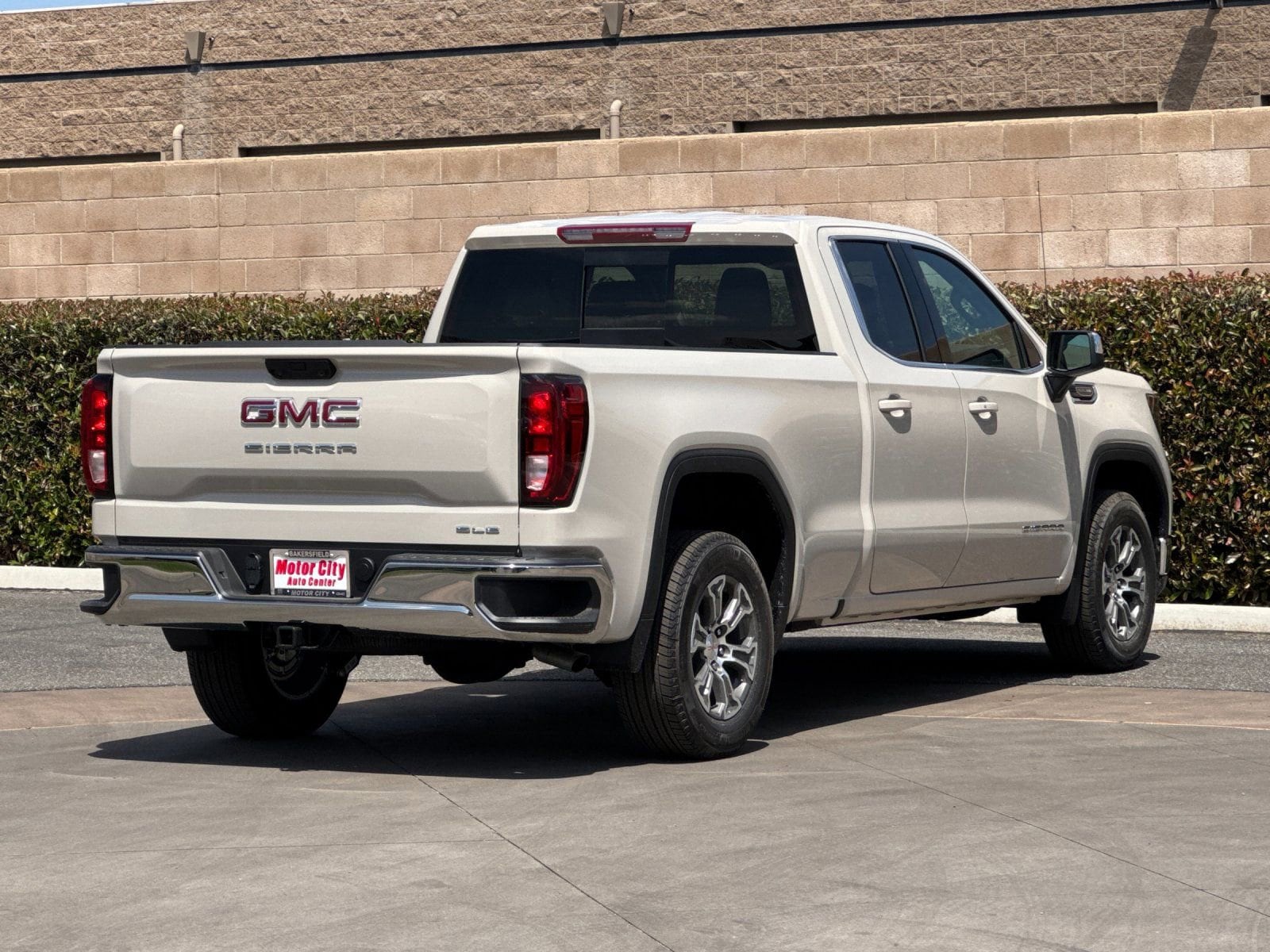 2026 GMC Sierra 1500 SLE photo 2