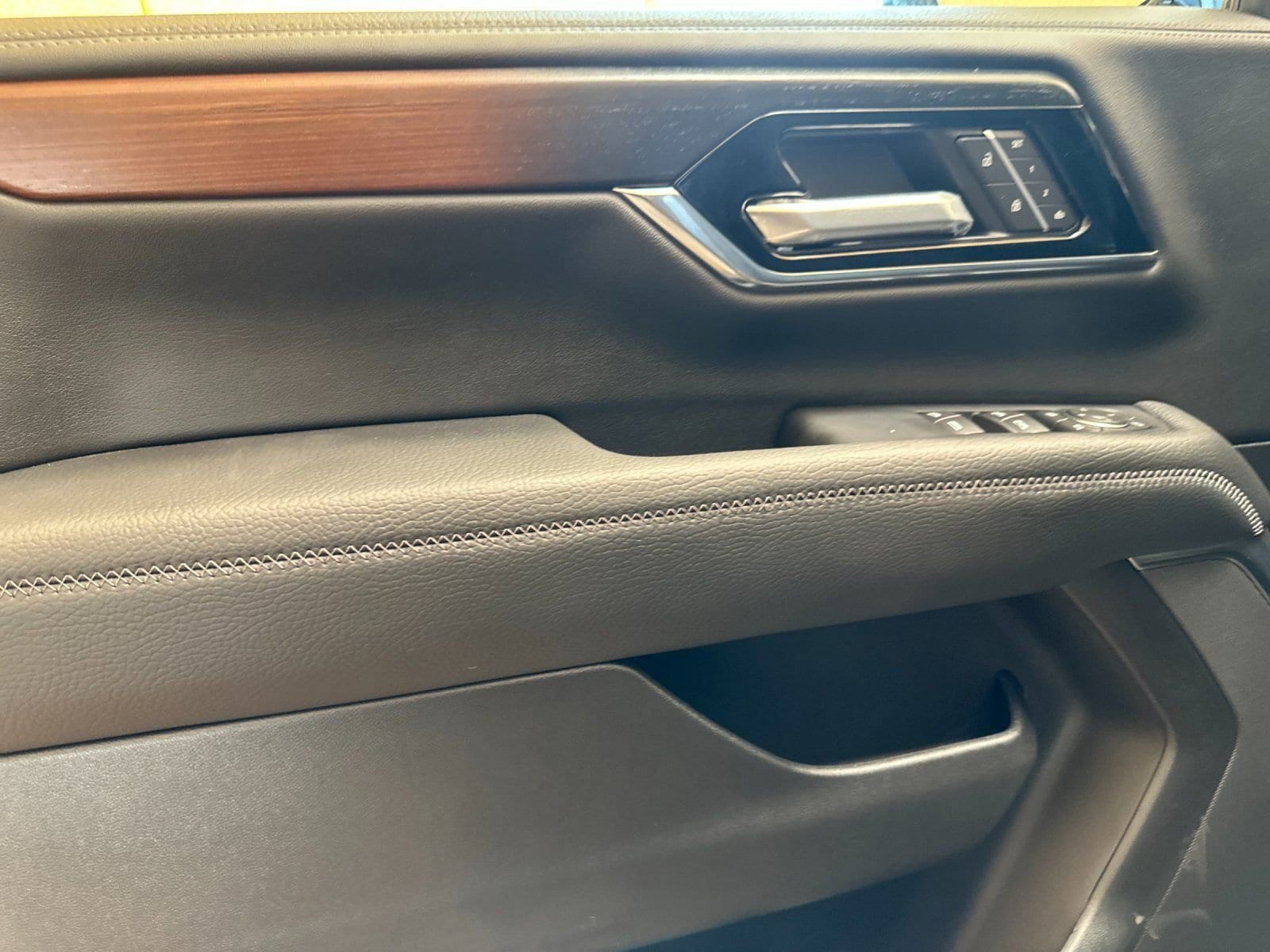 2026 GMC Yukon XL Denali - Photo 10