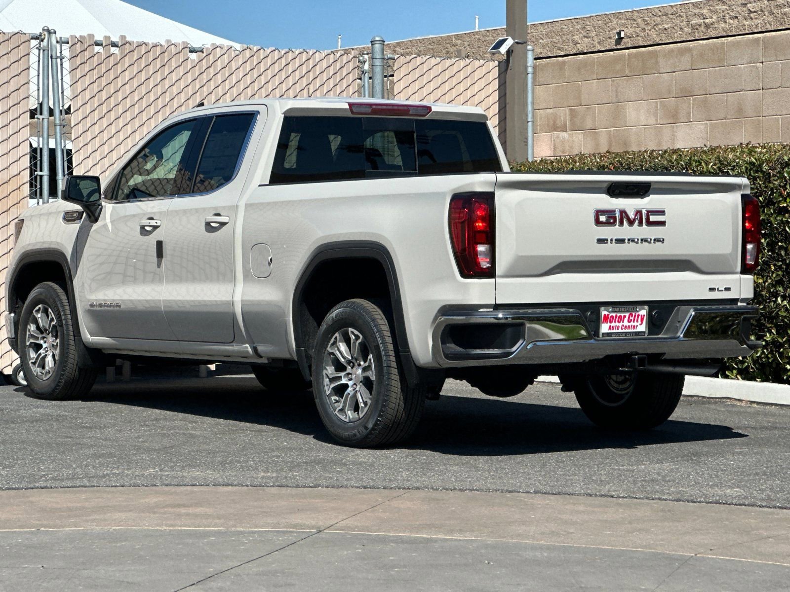 2026 GMC Sierra 1500 SLE photo 4