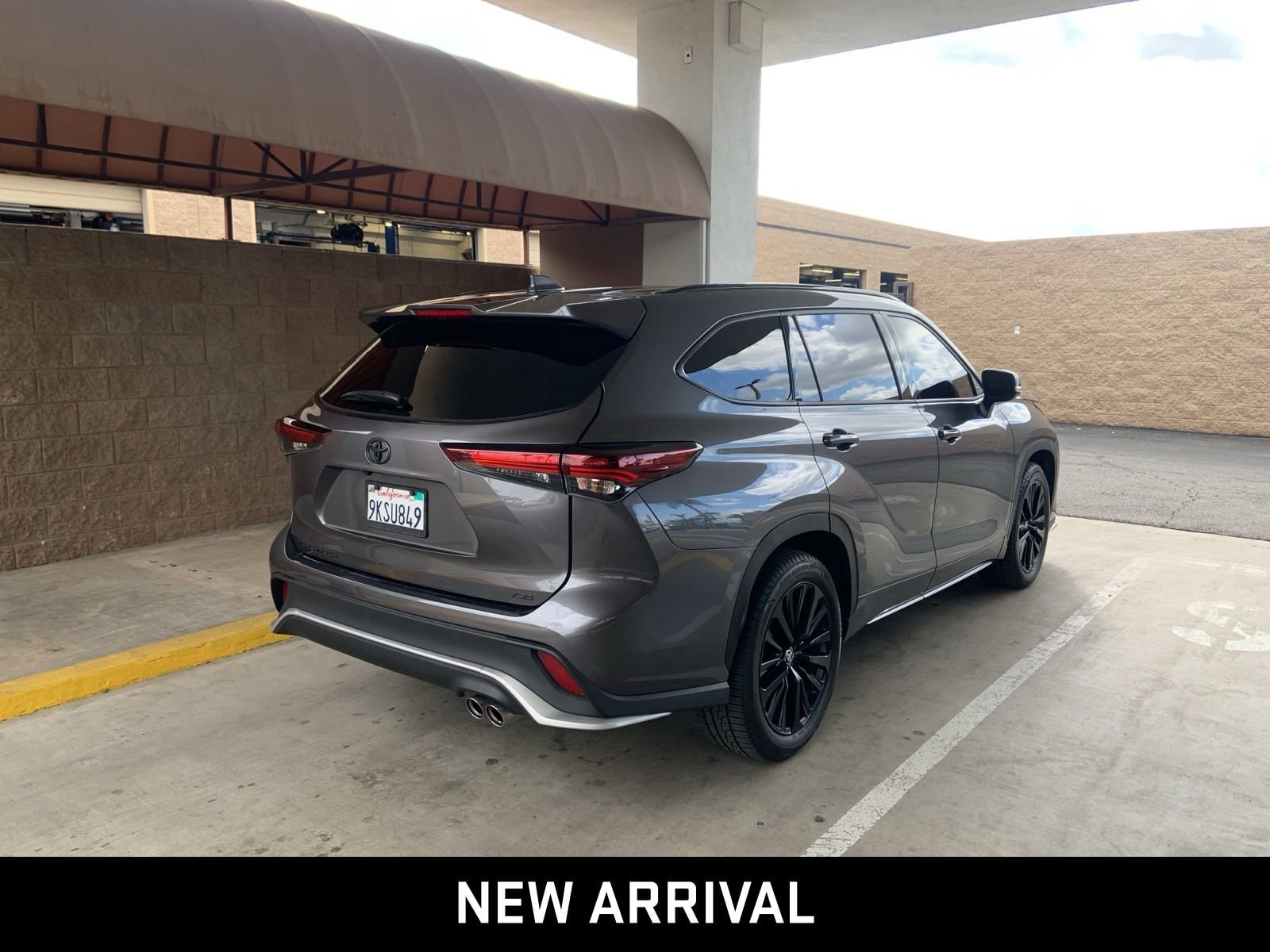 2024 Toyota Highlander LE photo 4