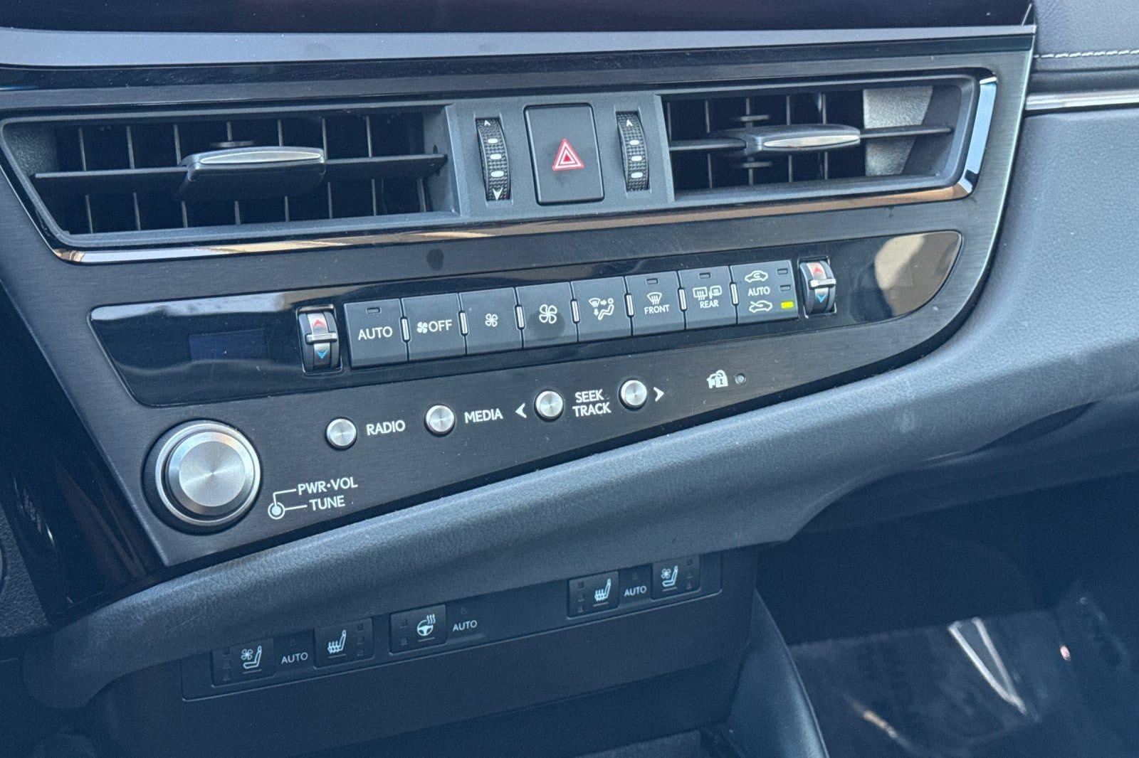 2024 Lexus ES 350 - Photo 20