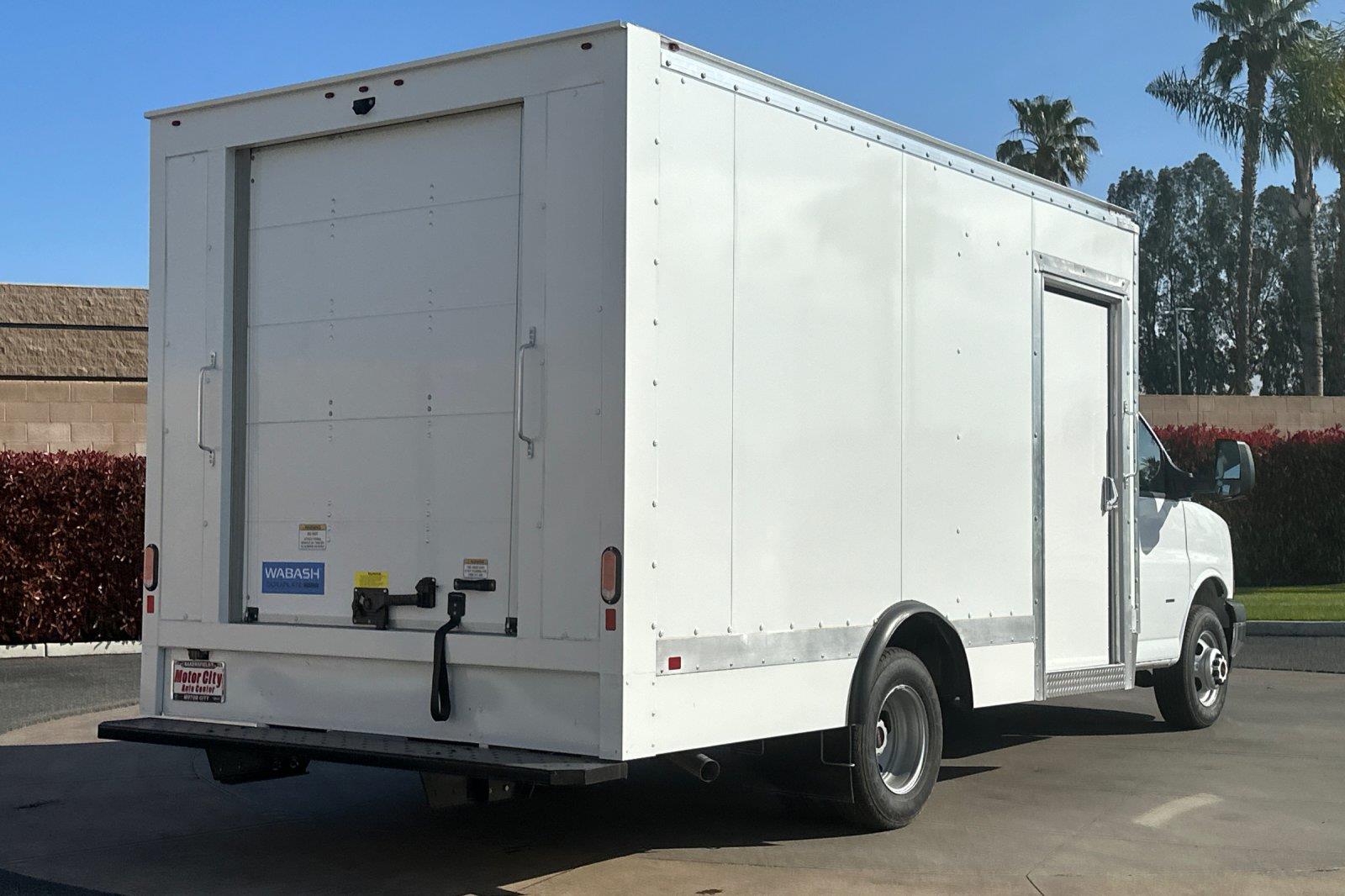 2023 Gmc Savana Cutaway photo 3