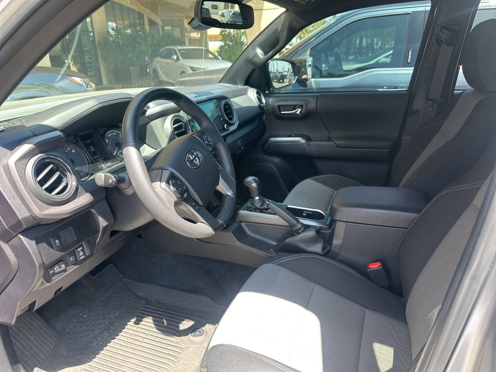 2023 Toyota Tacoma V6 4x4 photo 3