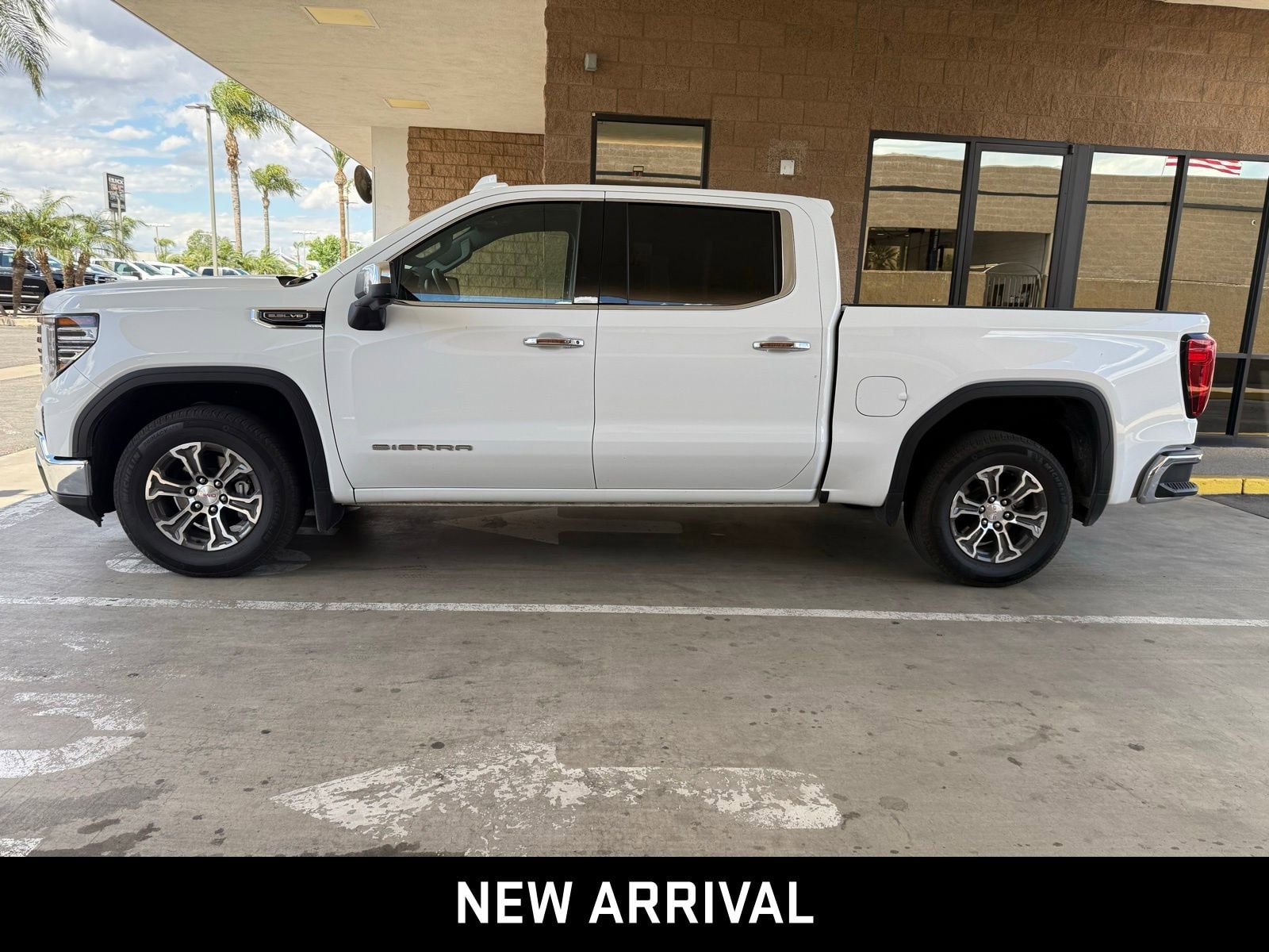 2025 GMC Sierra 1500 SLT photo 2