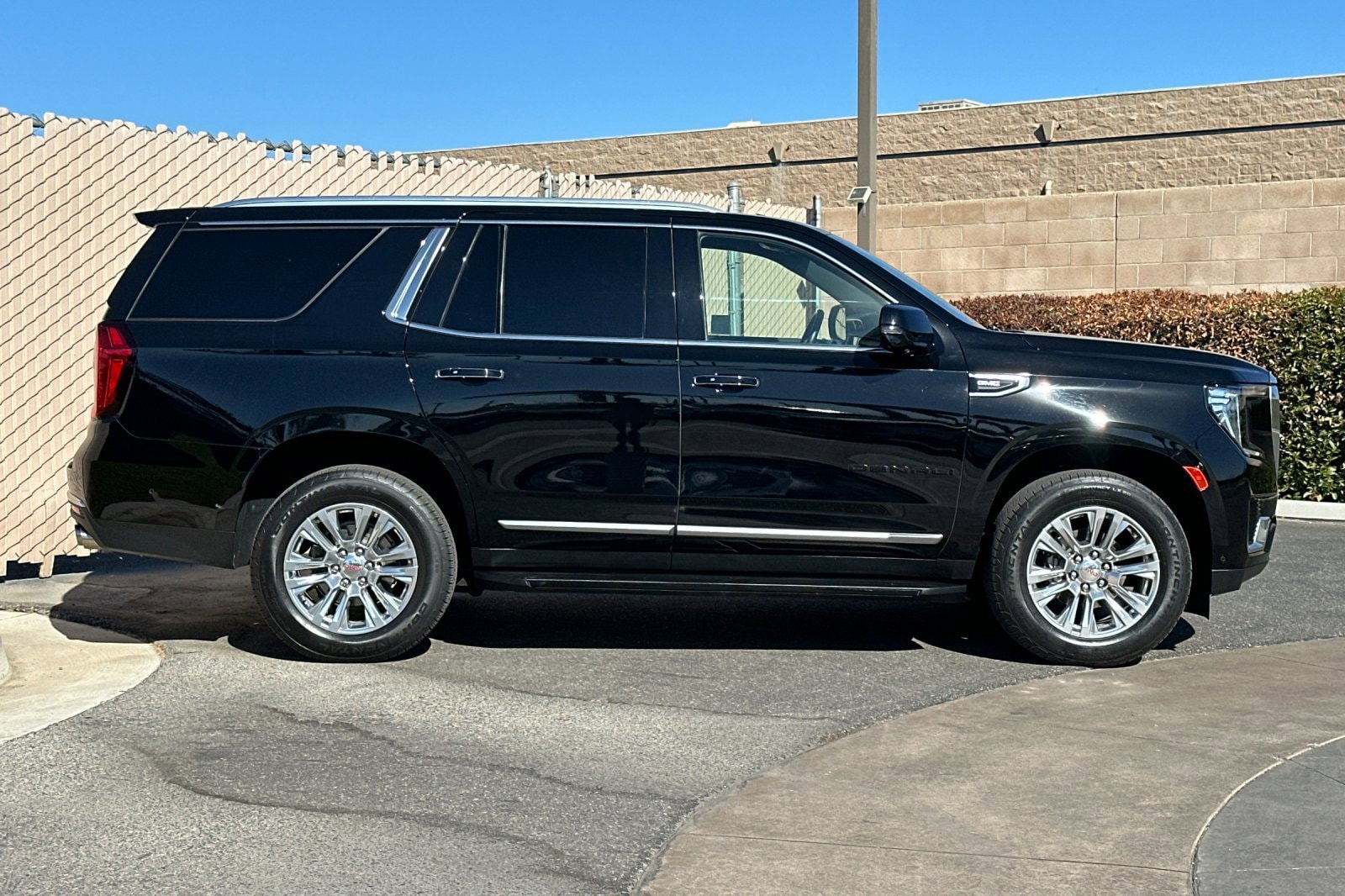 2024 GMC Yukon Denali - Photo 3