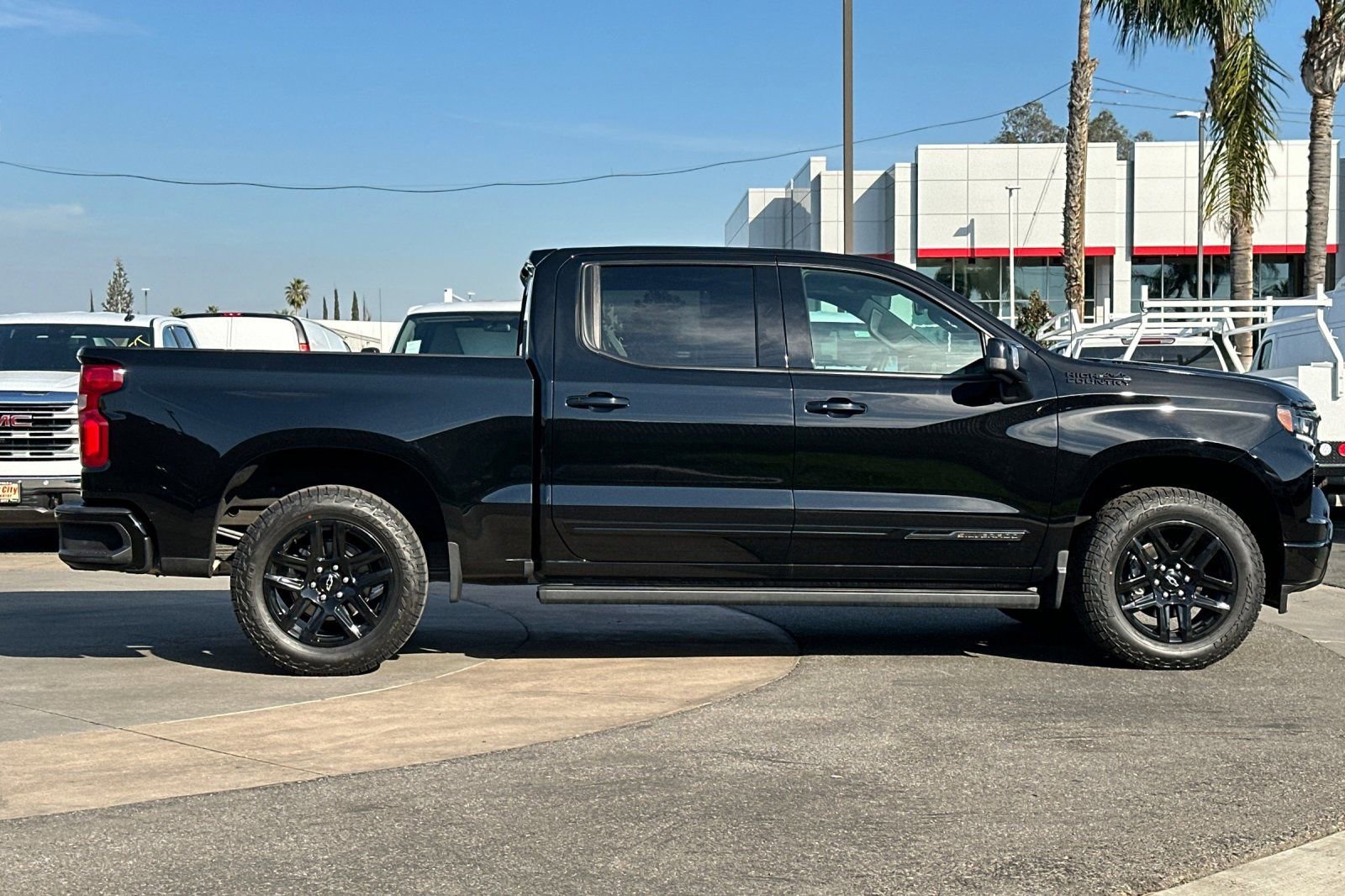 2025 Chevrolet Silverado 1500 High Country photo 2