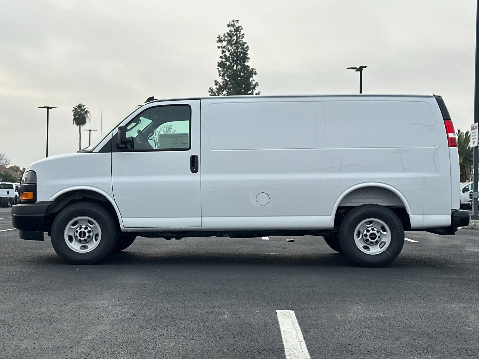 2025 GMC Savana Cargo Work Van photo 5