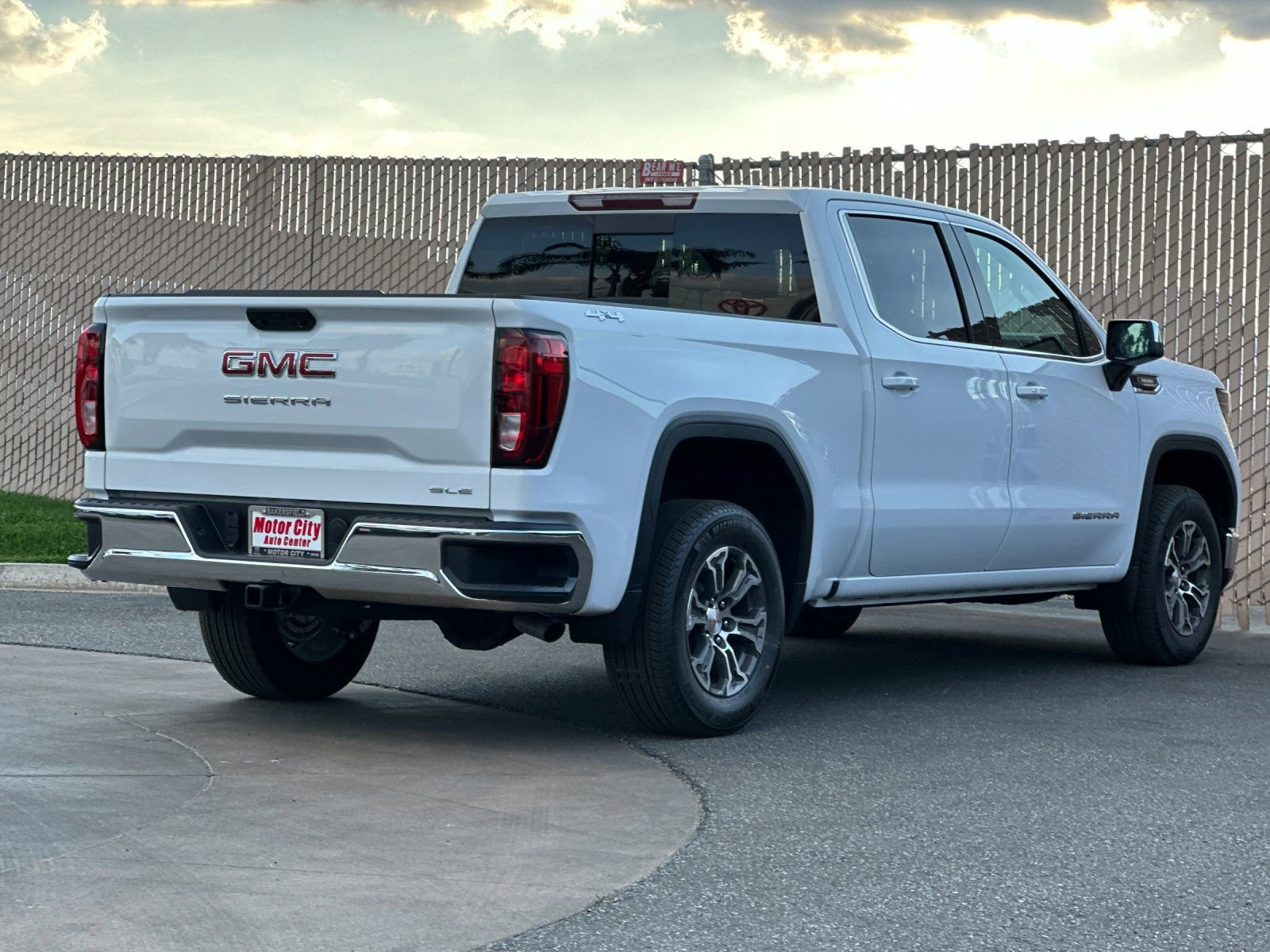 2026 GMC Sierra 1500 SLE photo 2