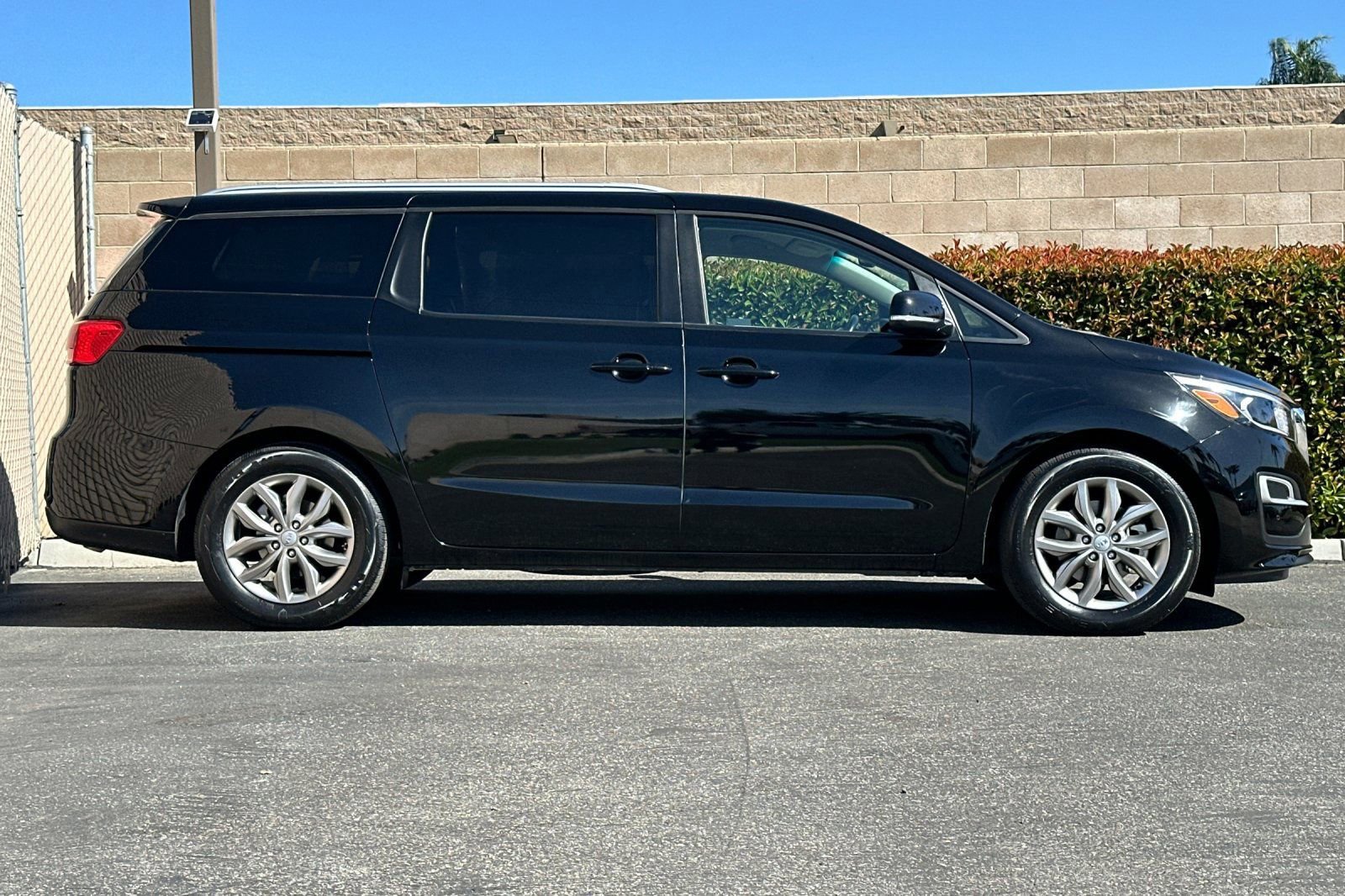 2021 Kia Sedona EX photo 2