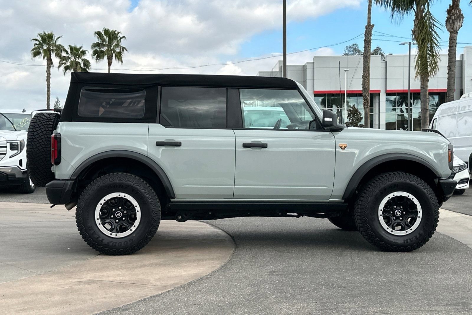 2024 Ford Bronco Badlands photo 2