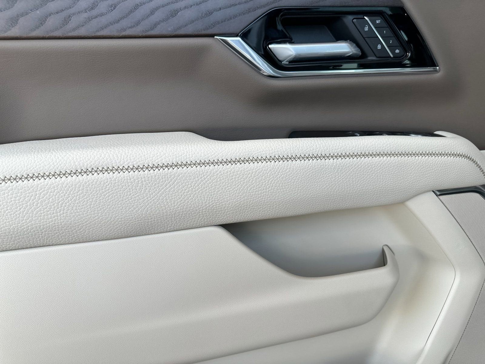 2026 GMC Yukon XL Denali - Photo 10