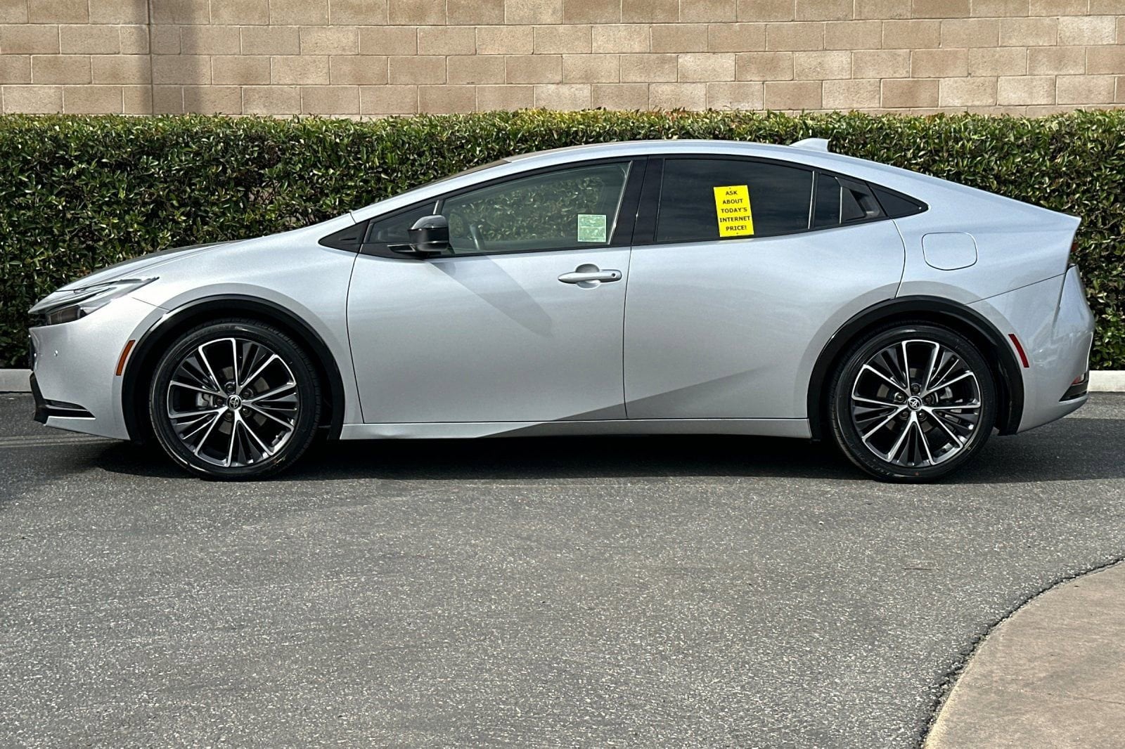 2023 Toyota Prius LE photo 6