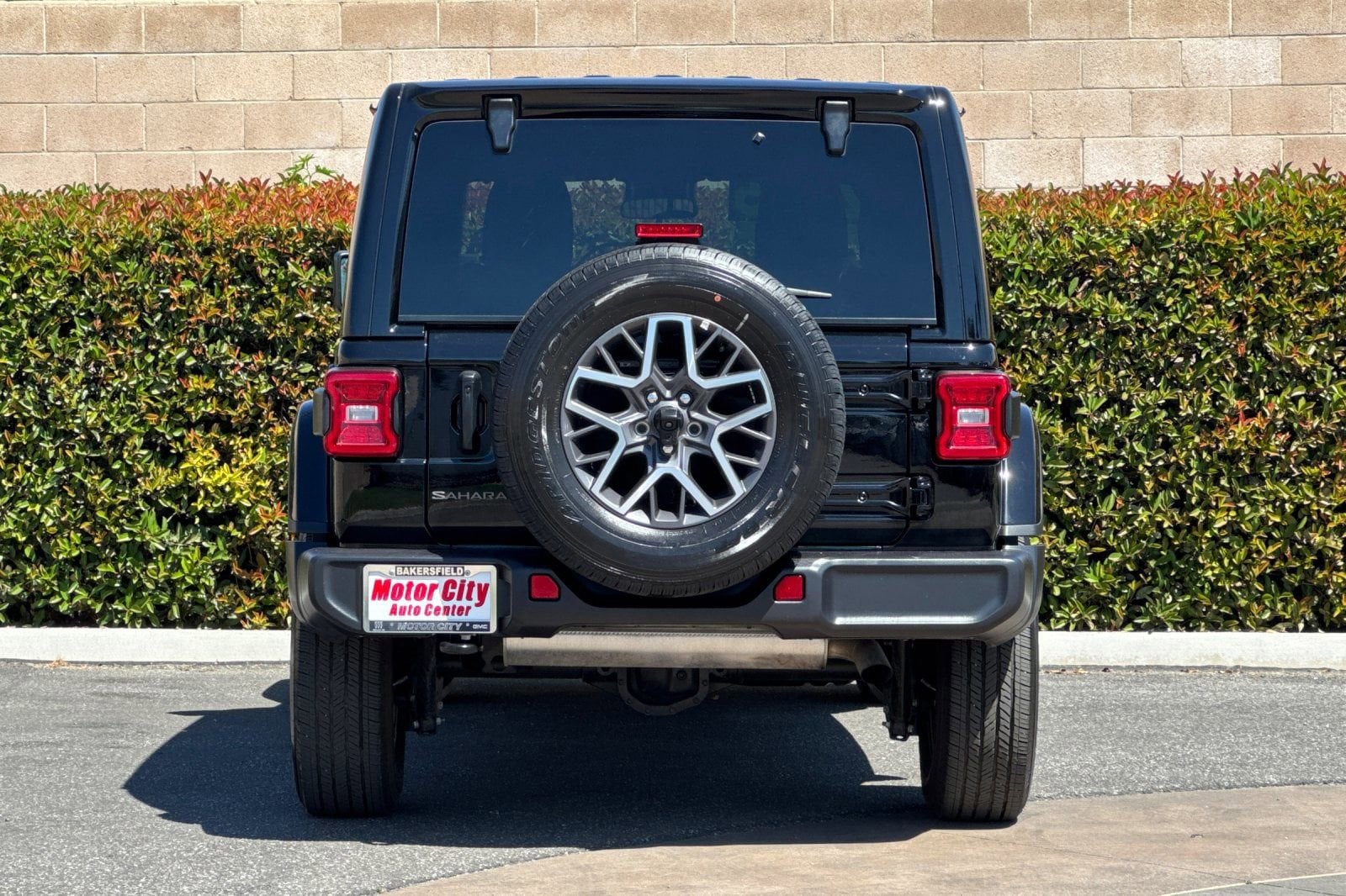 2025 Jeep Wrangler Sahara photo 4