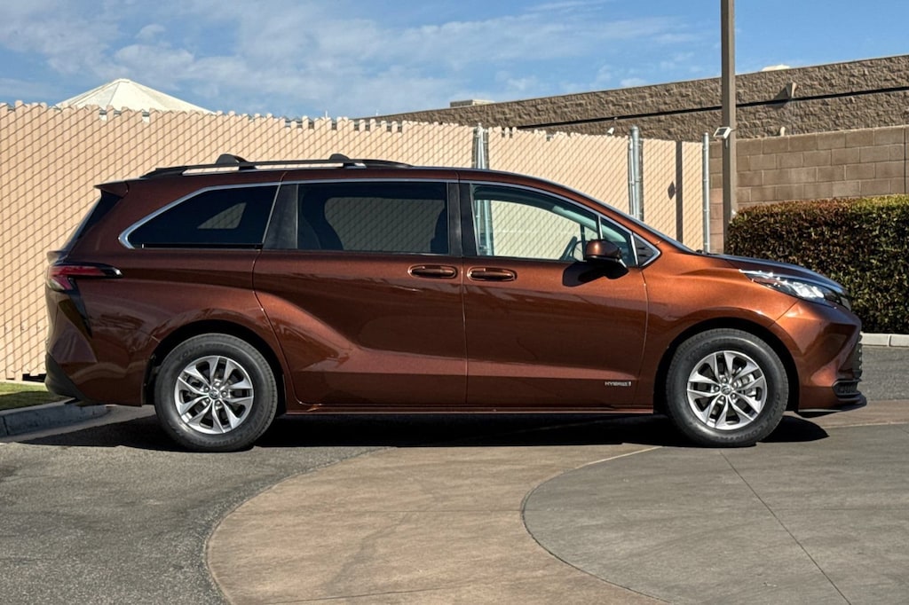 Used 2021 Toyota Sienna LE Minivan