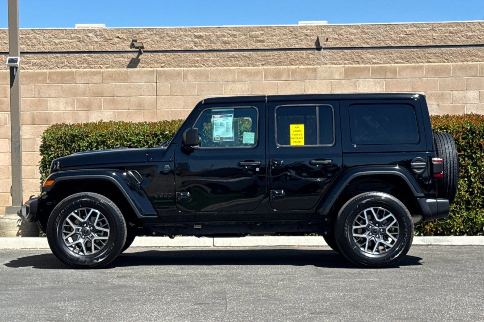 2025 Jeep Wrangler Sahara photo 6