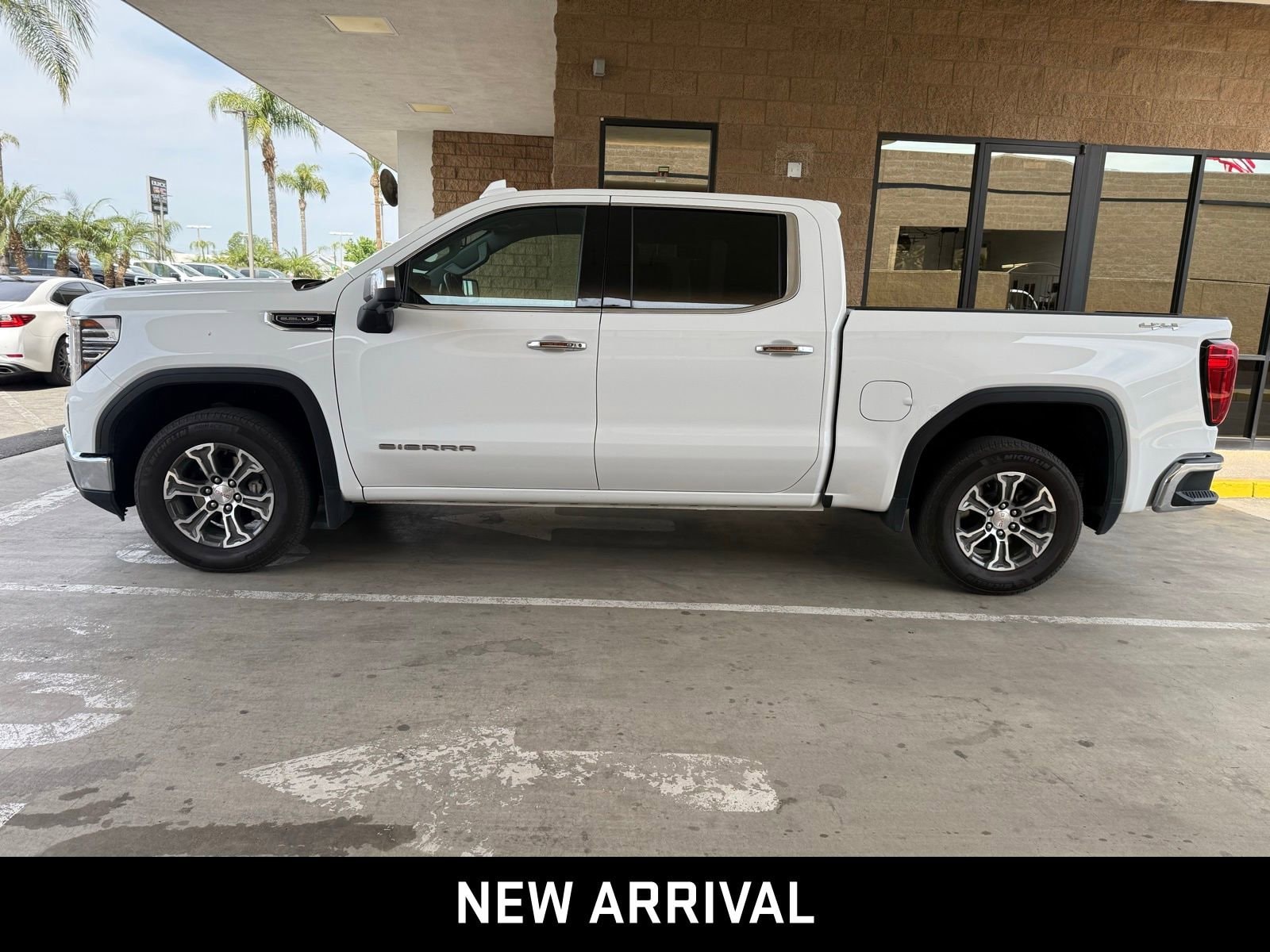 2025 GMC Sierra 1500 SLT photo 2