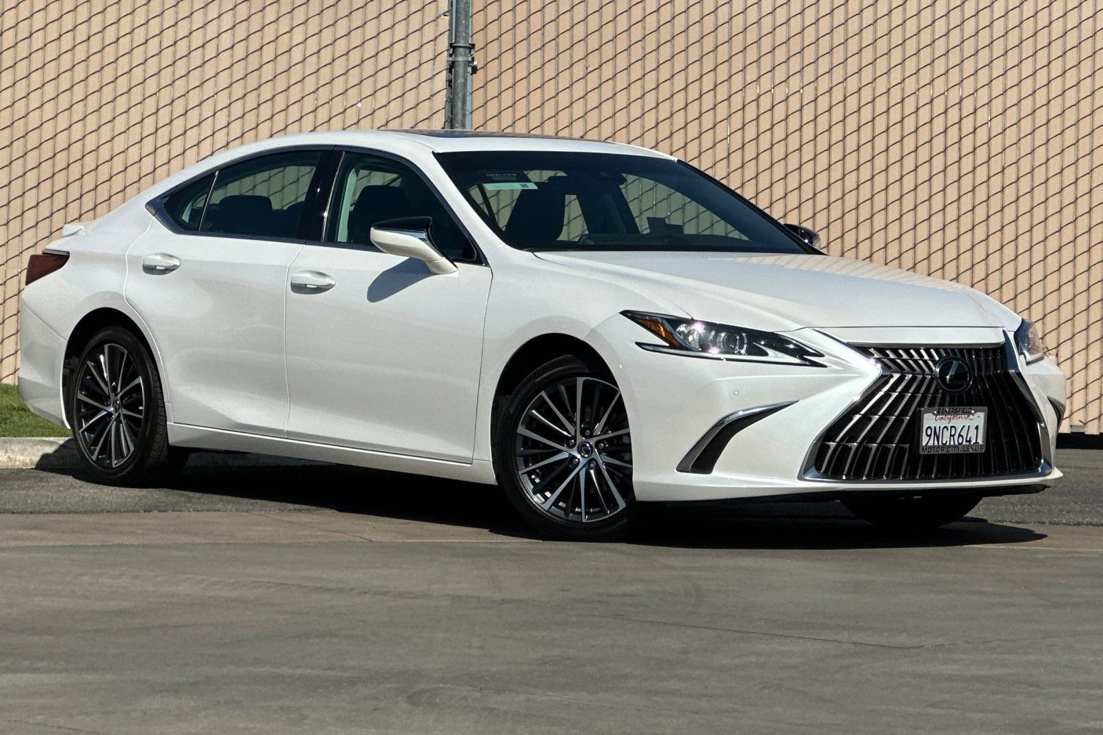 2024 Lexus ES 300h Premium photo 2
