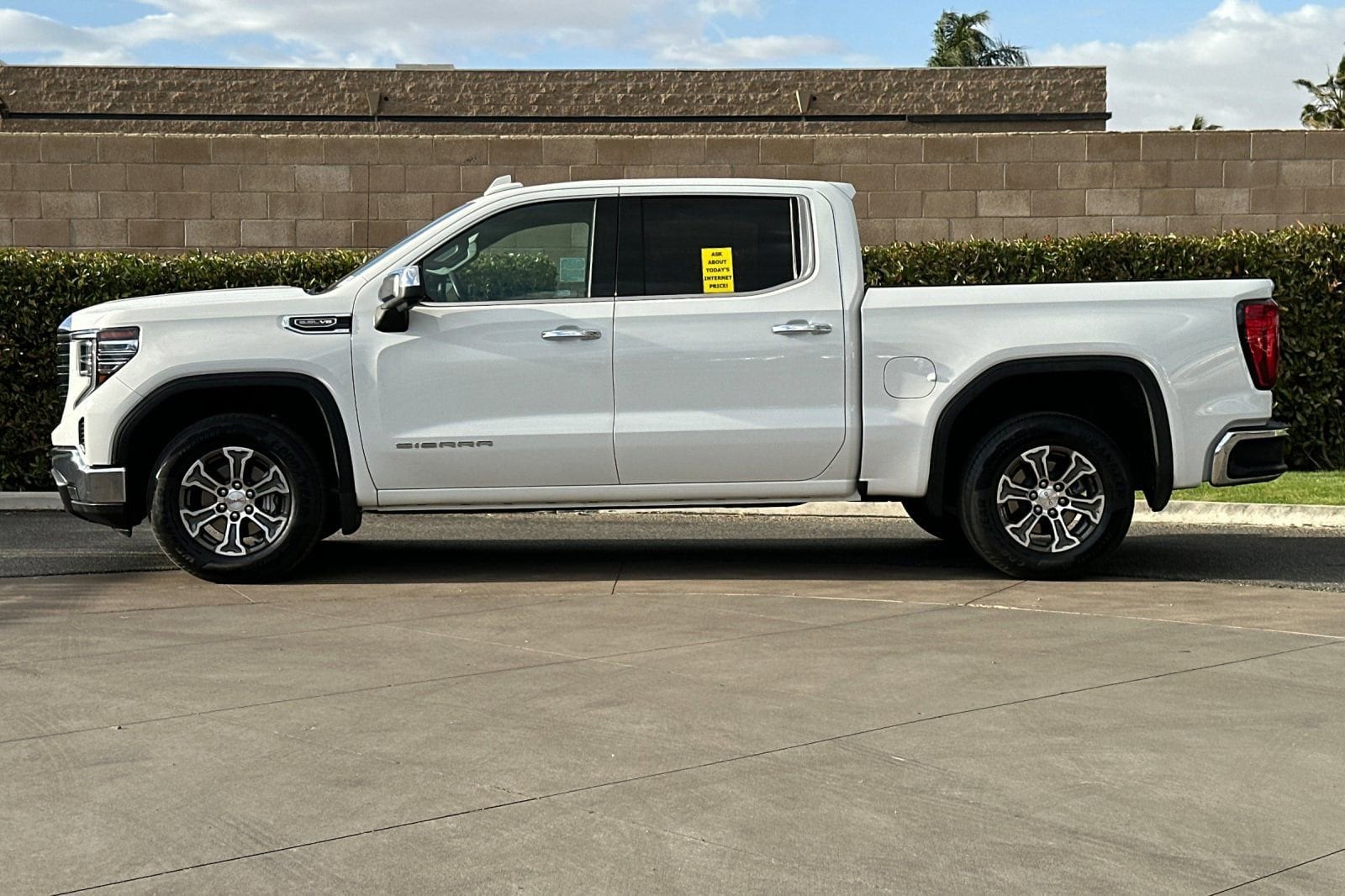 2025 GMC Sierra 1500 SLT - Photo 7