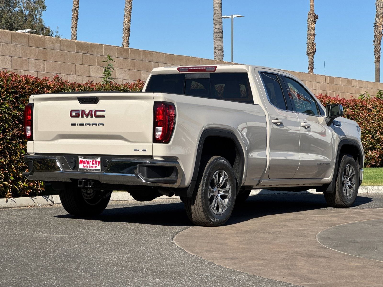 2026 GMC Sierra 1500 SLE photo 2