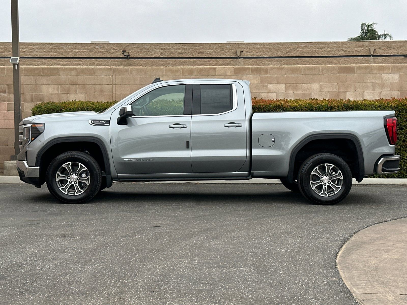 2026 GMC Sierra 1500 SLE photo 5