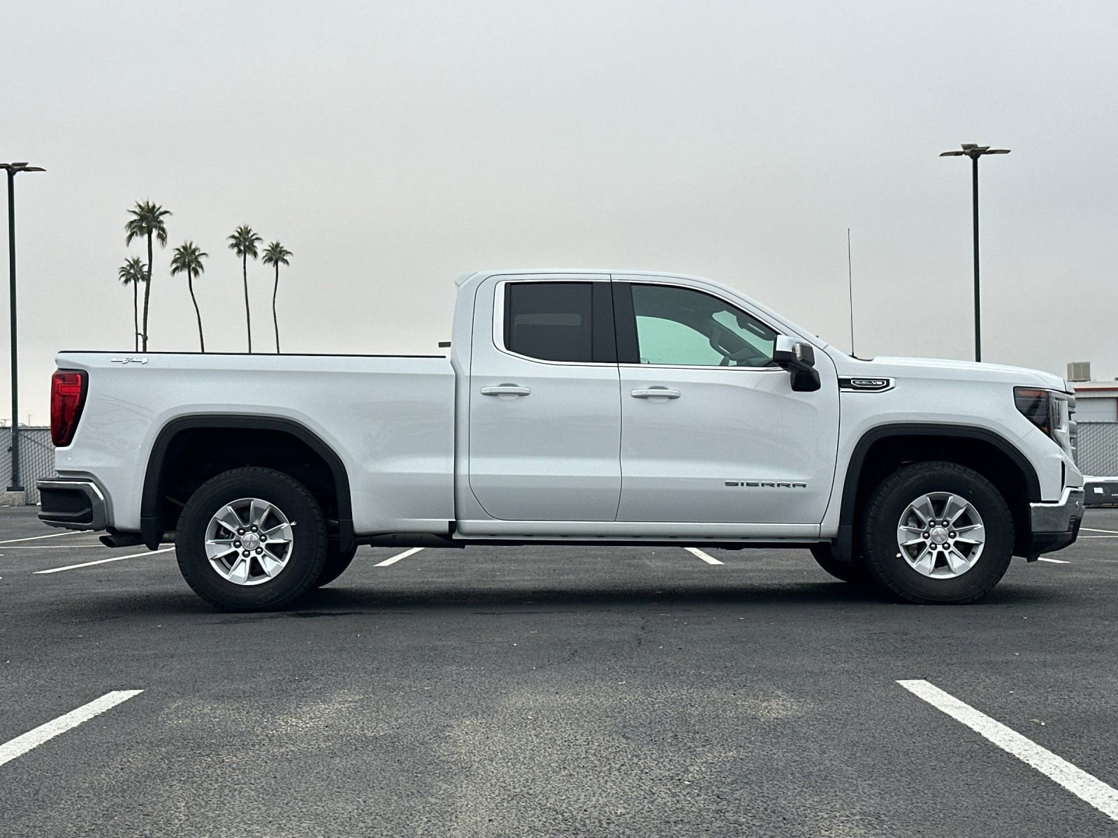 2025 GMC Sierra 1500 SLE photo 2