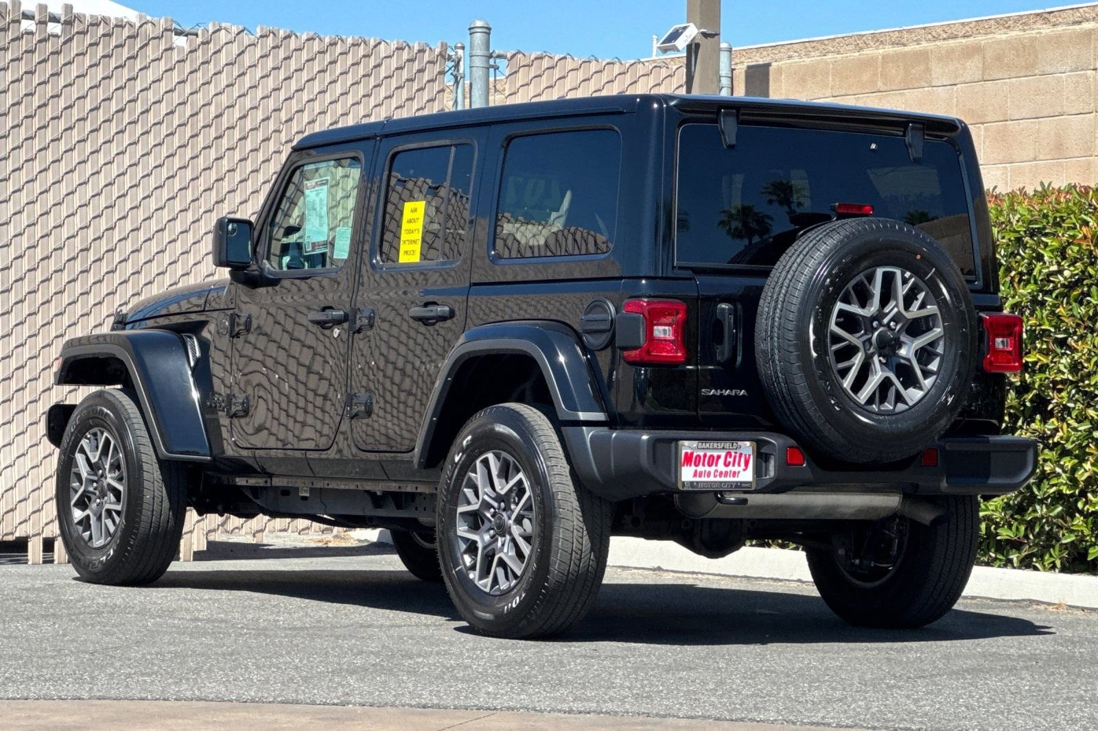 2025 Jeep Wrangler Sahara photo 5