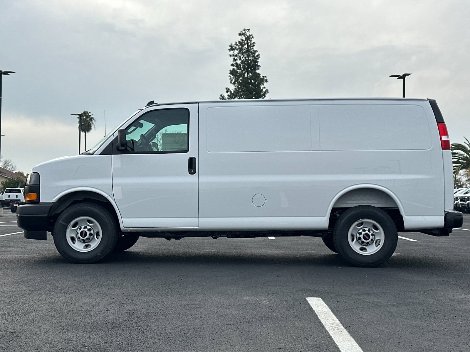 2025 GMC Savana Cargo Work Van photo 5