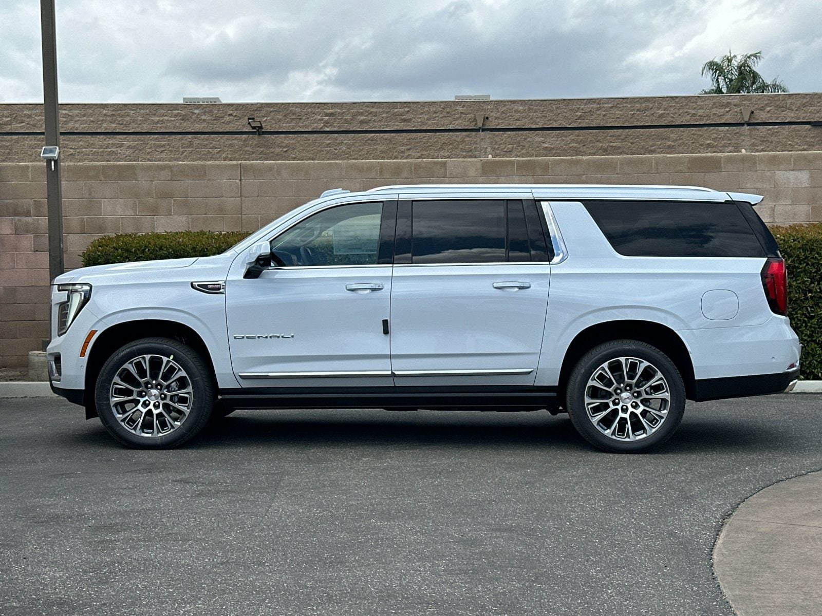2026 GMC Yukon XL Denali - Photo 6