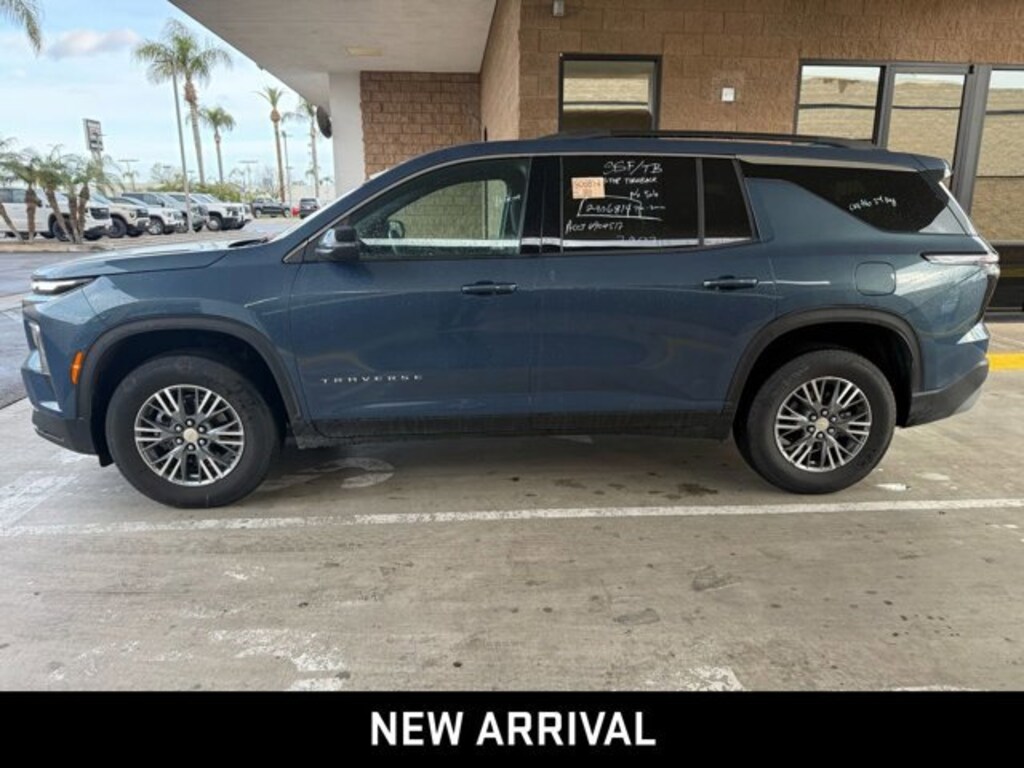 Used 2025 Chevrolet Traverse FWD LT SUV
